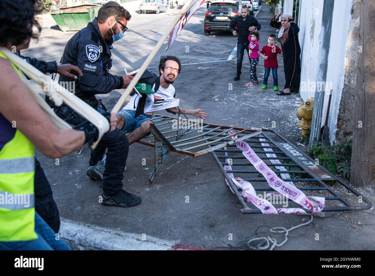 Jérusalem, Israël.24 septembre 2021.La manifestation hebdomadaire à l'entrée du cheik Jarrah des activistes juifs et des résidents du quartier.Outre la réaction violente des soldats de la police israélienne et de la patrouille frontalière face aux drapeaux Palestiniens, qui a causé deux blessures aux manifestants - cette semaine, un ancien partisan connu du Premier ministre Netanyahu est arrivé et a créé de l'agitation dans la foule.Jérusalem, Israël.8 octobre 2021 (Matan Golan/Alay Live News) crédit : Matan Golan/Alay Live News Banque D'Images