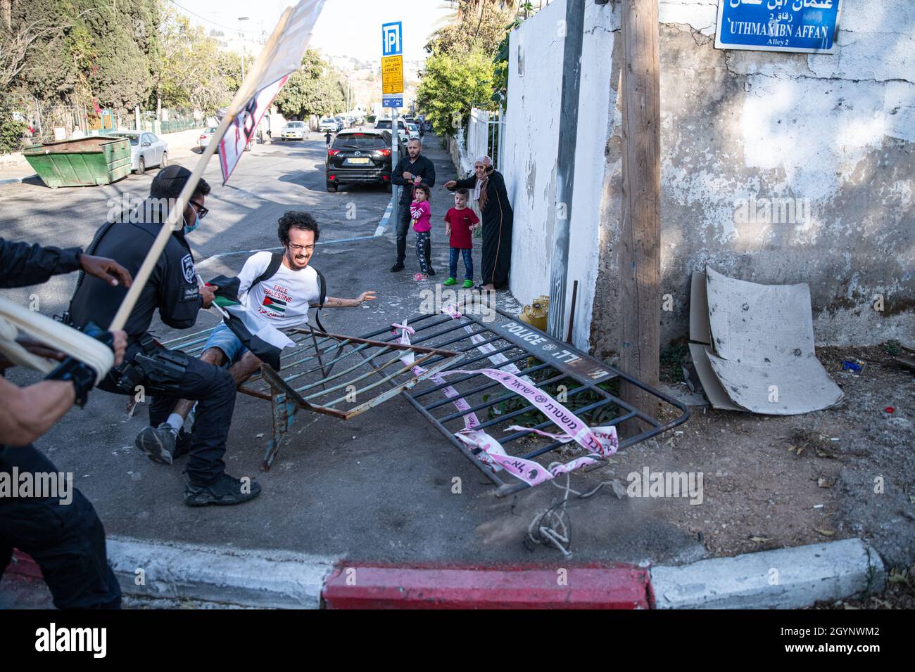 Jérusalem, Israël.24 septembre 2021.La manifestation hebdomadaire à l'entrée du cheik Jarrah des activistes juifs et des résidents du quartier.Outre la réaction violente des soldats de la police israélienne et de la patrouille frontalière face aux drapeaux Palestiniens, qui a causé deux blessures aux manifestants - cette semaine, un ancien partisan connu du Premier ministre Netanyahu est arrivé et a créé de l'agitation dans la foule.Jérusalem, Israël.8 octobre 2021 (Matan Golan/Alay Live News) crédit : Matan Golan/Alay Live News Banque D'Images