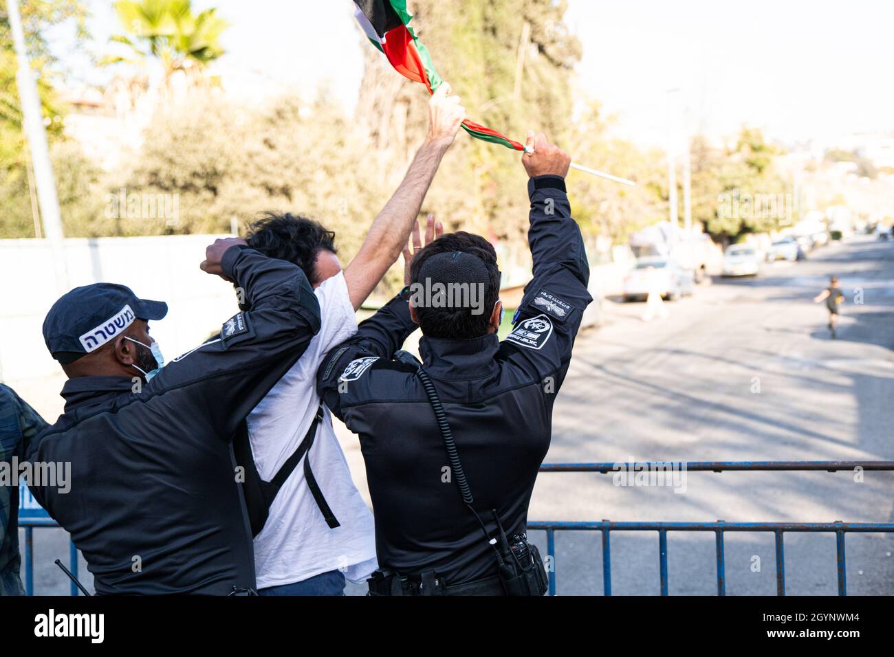 Jérusalem, Israël.24 septembre 2021.La manifestation hebdomadaire à l'entrée du cheik Jarrah des activistes juifs et des résidents du quartier.Outre la réaction violente des soldats de la police israélienne et de la patrouille frontalière face aux drapeaux Palestiniens, qui a causé deux blessures aux manifestants - cette semaine, un ancien partisan connu du Premier ministre Netanyahu est arrivé et a créé de l'agitation dans la foule.Jérusalem, Israël.8 octobre 2021 (Matan Golan/Alay Live News) crédit : Matan Golan/Alay Live News Banque D'Images