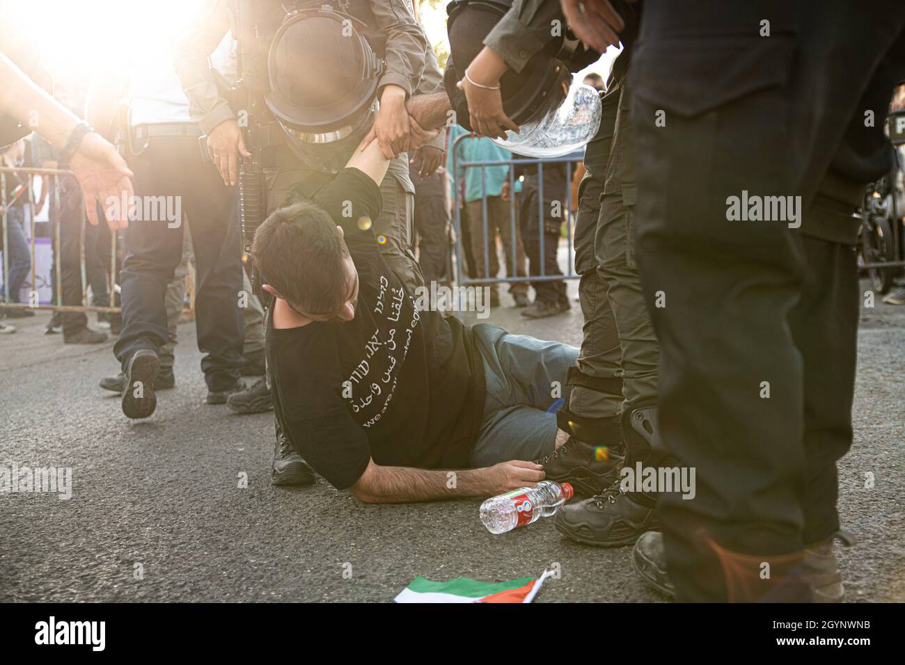 Jérusalem, Israël.24 septembre 2021.La manifestation hebdomadaire à l'entrée du cheik Jarrah des activistes juifs et des résidents du quartier.Outre la réaction violente des soldats de la police israélienne et de la patrouille frontalière face aux drapeaux Palestiniens, qui a causé deux blessures aux manifestants - cette semaine, un ancien partisan connu du Premier ministre Netanyahu est arrivé et a créé de l'agitation dans la foule.Jérusalem, Israël.8 octobre 2021 (Matan Golan/Alay Live News) crédit : Matan Golan/Alay Live News Banque D'Images