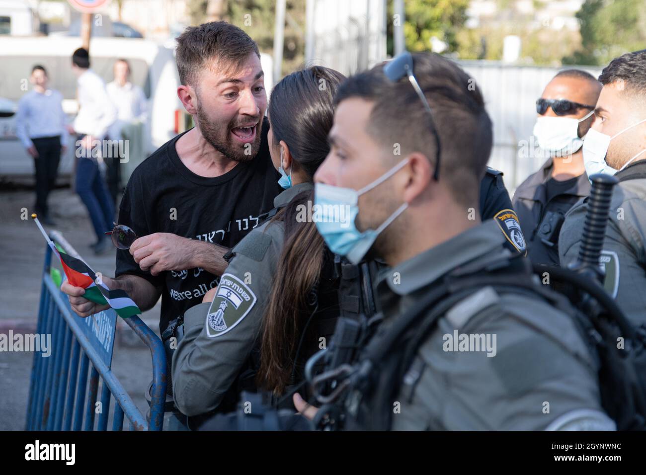 Jérusalem, Israël.24 septembre 2021.La manifestation hebdomadaire à l'entrée du cheik Jarrah des activistes juifs et des résidents du quartier.Outre la réaction violente des soldats de la police israélienne et de la patrouille frontalière face aux drapeaux Palestiniens, qui a causé deux blessures aux manifestants - cette semaine, un ancien partisan connu du Premier ministre Netanyahu est arrivé et a créé de l'agitation dans la foule.Jérusalem, Israël.8 octobre 2021 (Matan Golan/Alay Live News) crédit : Matan Golan/Alay Live News Banque D'Images