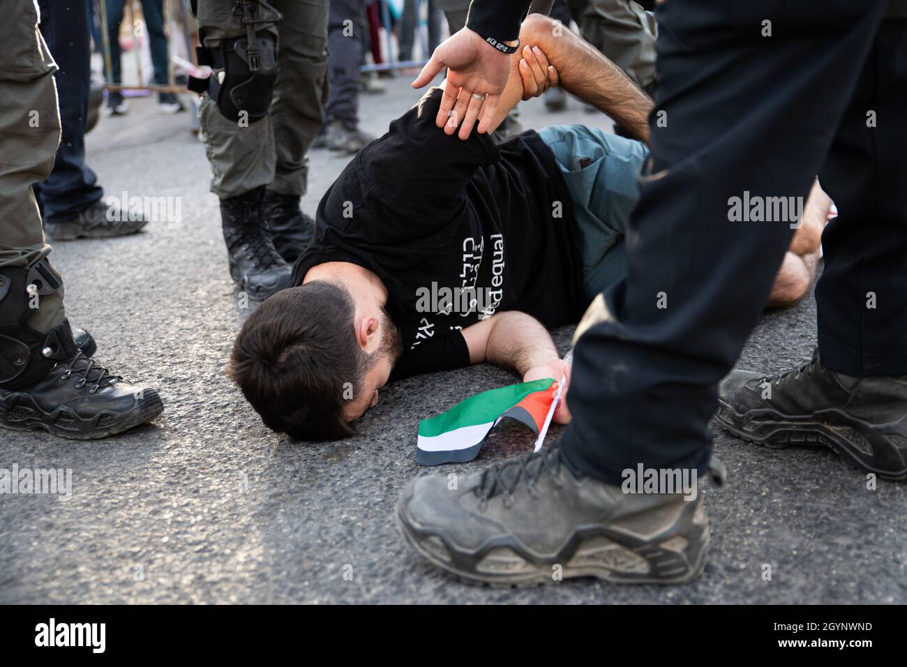 Jérusalem, Israël.24 septembre 2021.La manifestation hebdomadaire à l'entrée du cheik Jarrah des activistes juifs et des résidents du quartier.Outre la réaction violente des soldats de la police israélienne et de la patrouille frontalière face aux drapeaux Palestiniens, qui a causé deux blessures aux manifestants - cette semaine, un ancien partisan connu du Premier ministre Netanyahu est arrivé et a créé de l'agitation dans la foule.Jérusalem, Israël.8 octobre 2021 (Matan Golan/Alay Live News) crédit : Matan Golan/Alay Live News Banque D'Images