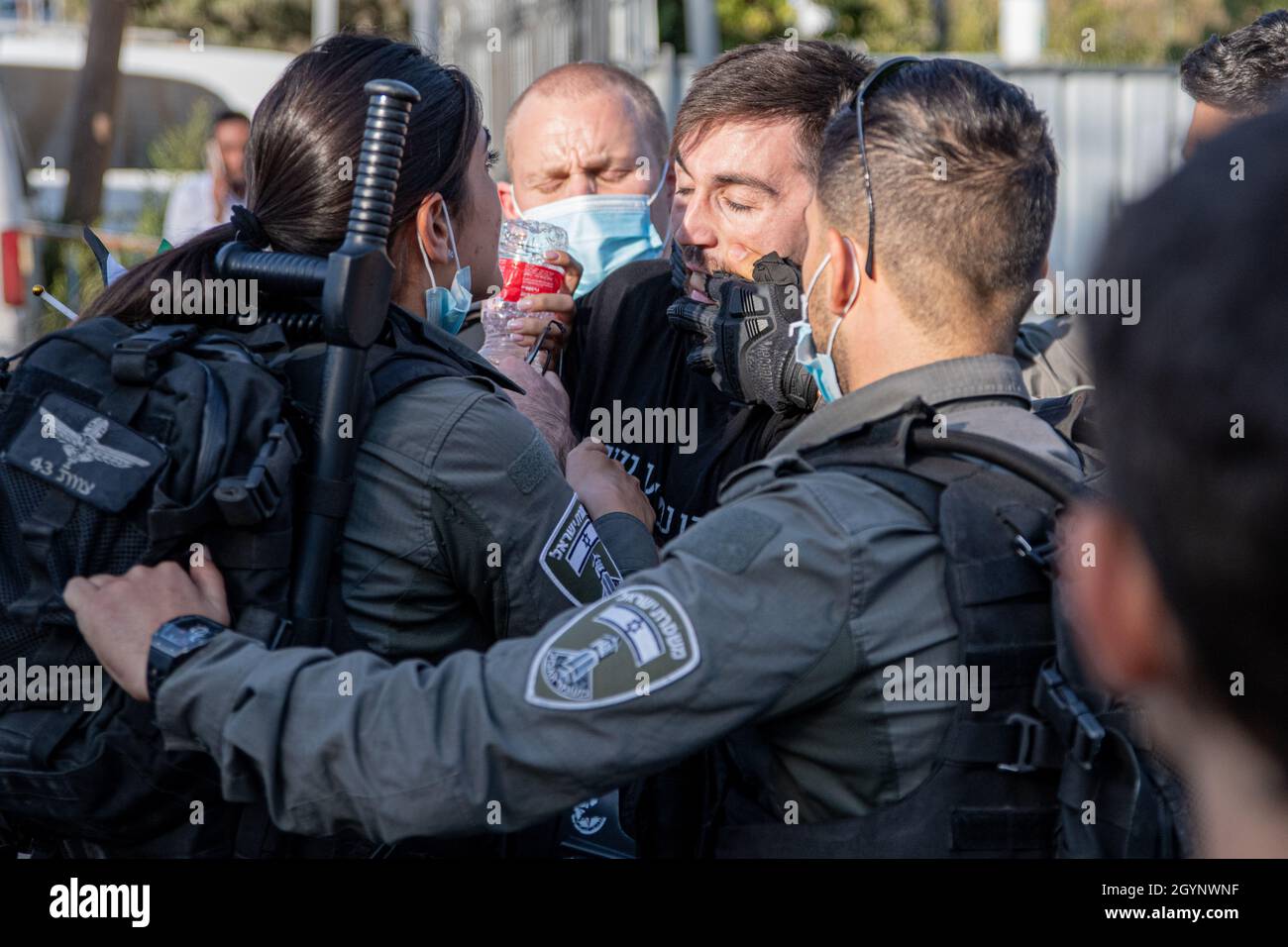 Jérusalem, Israël.24 septembre 2021.La manifestation hebdomadaire à l'entrée du cheik Jarrah des activistes juifs et des résidents du quartier.Outre la réaction violente des soldats de la police israélienne et de la patrouille frontalière face aux drapeaux Palestiniens, qui a causé deux blessures aux manifestants - cette semaine, un ancien partisan connu du Premier ministre Netanyahu est arrivé et a créé de l'agitation dans la foule.Jérusalem, Israël.8 octobre 2021 (Matan Golan/Alay Live News) crédit : Matan Golan/Alay Live News Banque D'Images