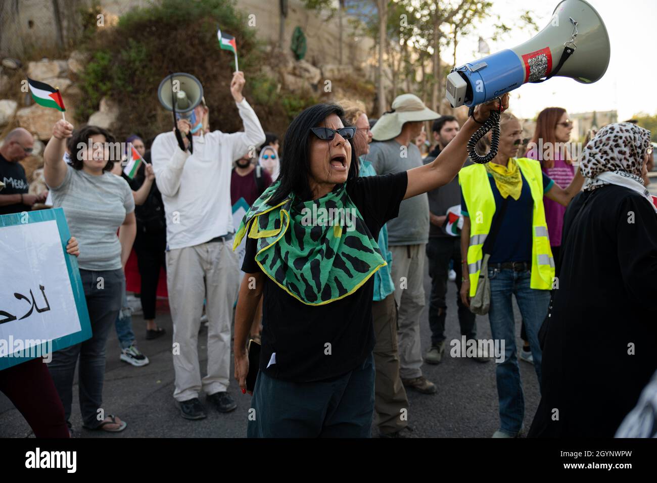 Jérusalem, Israël.24 septembre 2021.La manifestation hebdomadaire à l'entrée du cheik Jarrah des activistes juifs et des résidents du quartier.Outre la réaction violente des soldats de la police israélienne et de la patrouille frontalière face aux drapeaux Palestiniens, qui a causé deux blessures aux manifestants - cette semaine, un ancien partisan connu du Premier ministre Netanyahu est arrivé et a créé de l'agitation dans la foule.Jérusalem, Israël.8 octobre 2021 (Matan Golan/Alay Live News) crédit : Matan Golan/Alay Live News Banque D'Images
