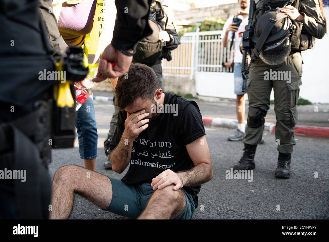 Jérusalem, Israël.24 septembre 2021.La manifestation hebdomadaire à l'entrée du cheik Jarrah des activistes juifs et des résidents du quartier.Outre la réaction violente des soldats de la police israélienne et de la patrouille frontalière face aux drapeaux Palestiniens, qui a causé deux blessures aux manifestants - cette semaine, un ancien partisan connu du Premier ministre Netanyahu est arrivé et a créé de l'agitation dans la foule.Jérusalem, Israël.8 octobre 2021 (Matan Golan/Alay Live News) crédit : Matan Golan/Alay Live News Banque D'Images
