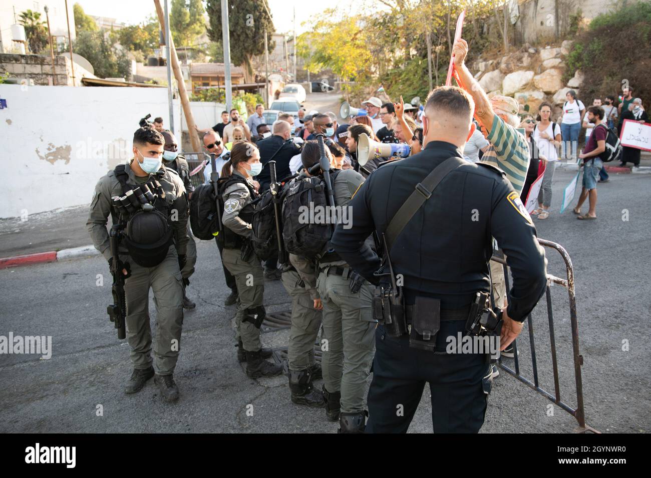 Jérusalem, Israël.24 septembre 2021.La manifestation hebdomadaire à l'entrée du cheik Jarrah des activistes juifs et des résidents du quartier.Outre la réaction violente des soldats de la police israélienne et de la patrouille frontalière face aux drapeaux Palestiniens, qui a causé deux blessures aux manifestants - cette semaine, un ancien partisan connu du Premier ministre Netanyahu est arrivé et a créé de l'agitation dans la foule.Jérusalem, Israël.8 octobre 2021 (Matan Golan/Alay Live News) crédit : Matan Golan/Alay Live News Banque D'Images