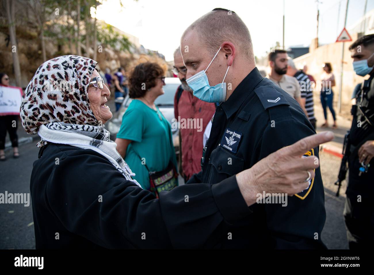 Jérusalem, Israël.24 septembre 2021.La manifestation hebdomadaire à l'entrée du cheik Jarrah des activistes juifs et des résidents du quartier.Outre la réaction violente des soldats de la police israélienne et de la patrouille frontalière face aux drapeaux Palestiniens, qui a causé deux blessures aux manifestants - cette semaine, un ancien partisan connu du Premier ministre Netanyahu est arrivé et a créé de l'agitation dans la foule.Jérusalem, Israël.8 octobre 2021 (Matan Golan/Alay Live News) crédit : Matan Golan/Alay Live News Banque D'Images