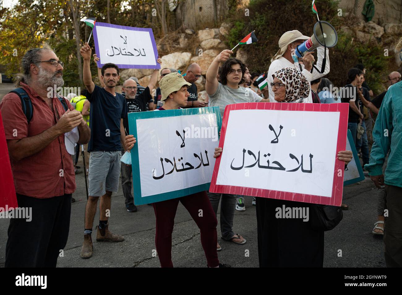 Jérusalem, Israël.24 septembre 2021.La manifestation hebdomadaire à l'entrée du cheik Jarrah des activistes juifs et des résidents du quartier.Outre la réaction violente des soldats de la police israélienne et de la patrouille frontalière face aux drapeaux Palestiniens, qui a causé deux blessures aux manifestants - cette semaine, un ancien partisan connu du Premier ministre Netanyahu est arrivé et a créé de l'agitation dans la foule.Jérusalem, Israël.8 octobre 2021 (Matan Golan/Alay Live News) crédit : Matan Golan/Alay Live News Banque D'Images