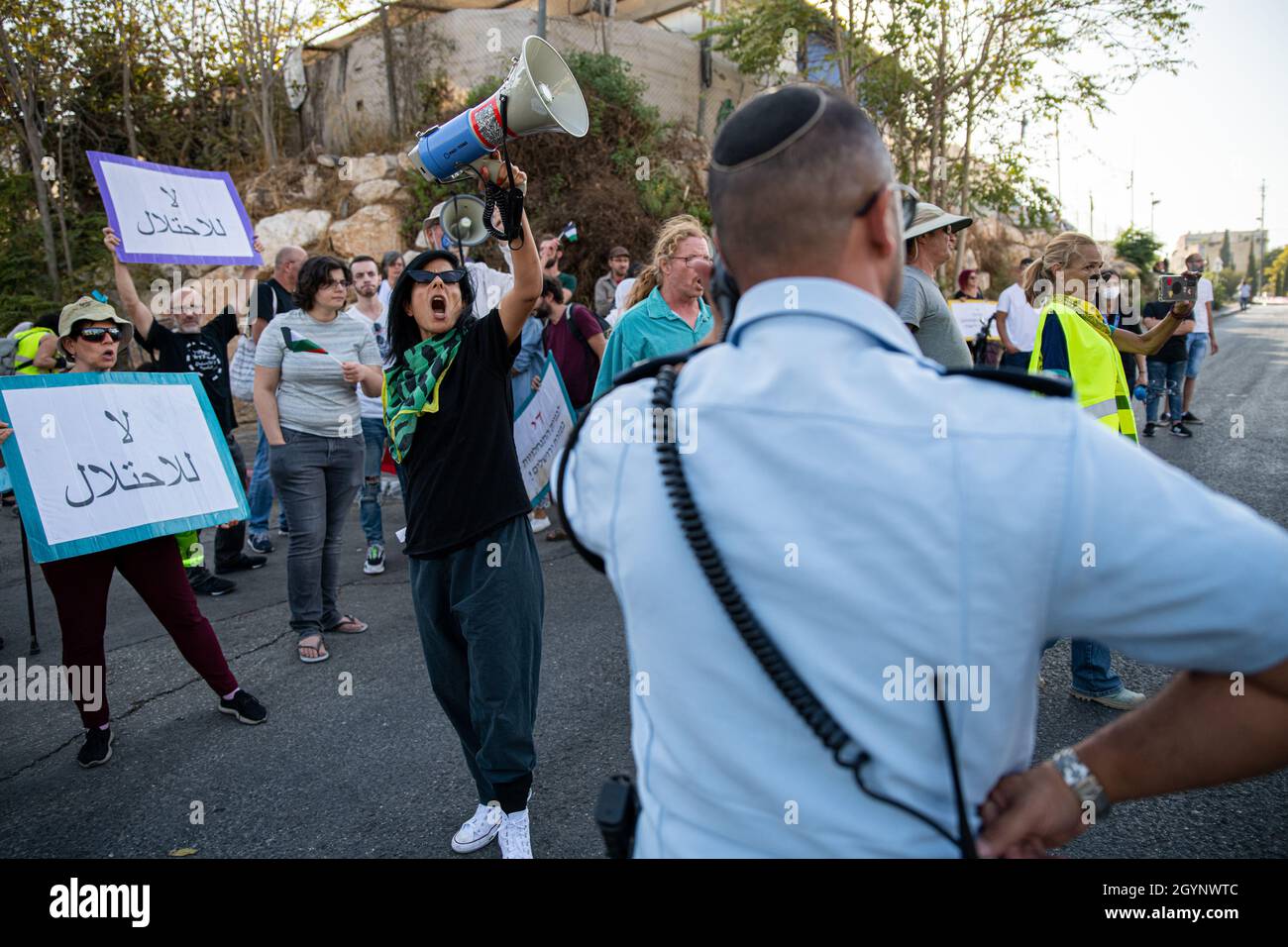Jérusalem, Israël.24 septembre 2021.La manifestation hebdomadaire à l'entrée du cheik Jarrah des activistes juifs et des résidents du quartier.Outre la réaction violente des soldats de la police israélienne et de la patrouille frontalière face aux drapeaux Palestiniens, qui a causé deux blessures aux manifestants - cette semaine, un ancien partisan connu du Premier ministre Netanyahu est arrivé et a créé de l'agitation dans la foule.Jérusalem, Israël.8 octobre 2021 (Matan Golan/Alay Live News) crédit : Matan Golan/Alay Live News Banque D'Images