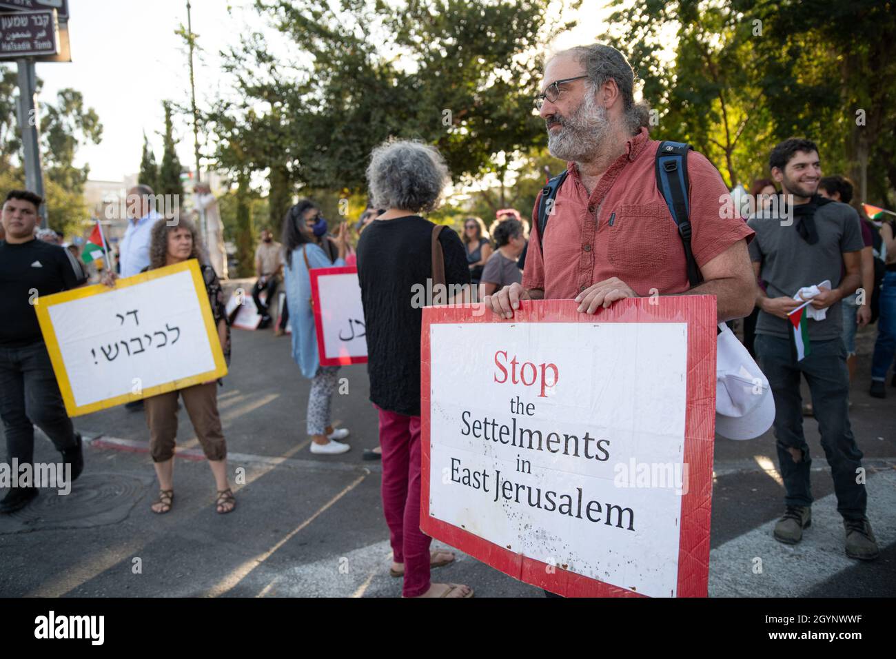Jérusalem, Israël.24 septembre 2021.La manifestation hebdomadaire à l'entrée du cheik Jarrah des activistes juifs et des résidents du quartier.Outre la réaction violente des soldats de la police israélienne et de la patrouille frontalière face aux drapeaux Palestiniens, qui a causé deux blessures aux manifestants - cette semaine, un ancien partisan connu du Premier ministre Netanyahu est arrivé et a créé de l'agitation dans la foule.Jérusalem, Israël.8 octobre 2021 (Matan Golan/Alay Live News) crédit : Matan Golan/Alay Live News Banque D'Images