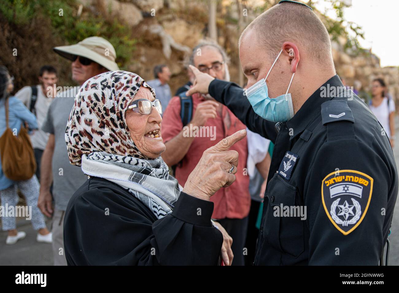 Jérusalem, Israël.24 septembre 2021.La manifestation hebdomadaire à l'entrée du cheik Jarrah des activistes juifs et des résidents du quartier.Outre la réaction violente des soldats de la police israélienne et de la patrouille frontalière face aux drapeaux Palestiniens, qui a causé deux blessures aux manifestants - cette semaine, un ancien partisan connu du Premier ministre Netanyahu est arrivé et a créé de l'agitation dans la foule.Jérusalem, Israël.8 octobre 2021 (Matan Golan/Alay Live News) crédit : Matan Golan/Alay Live News Banque D'Images