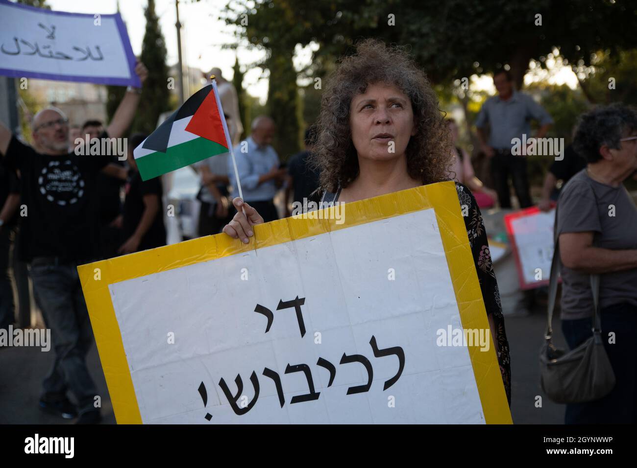 Jérusalem, Israël.24 septembre 2021.La manifestation hebdomadaire à l'entrée du cheik Jarrah des activistes juifs et des résidents du quartier.Outre la réaction violente des soldats de la police israélienne et de la patrouille frontalière face aux drapeaux Palestiniens, qui a causé deux blessures aux manifestants - cette semaine, un ancien partisan connu du Premier ministre Netanyahu est arrivé et a créé de l'agitation dans la foule.Jérusalem, Israël.8 octobre 2021 (Matan Golan/Alay Live News) crédit : Matan Golan/Alay Live News Banque D'Images
