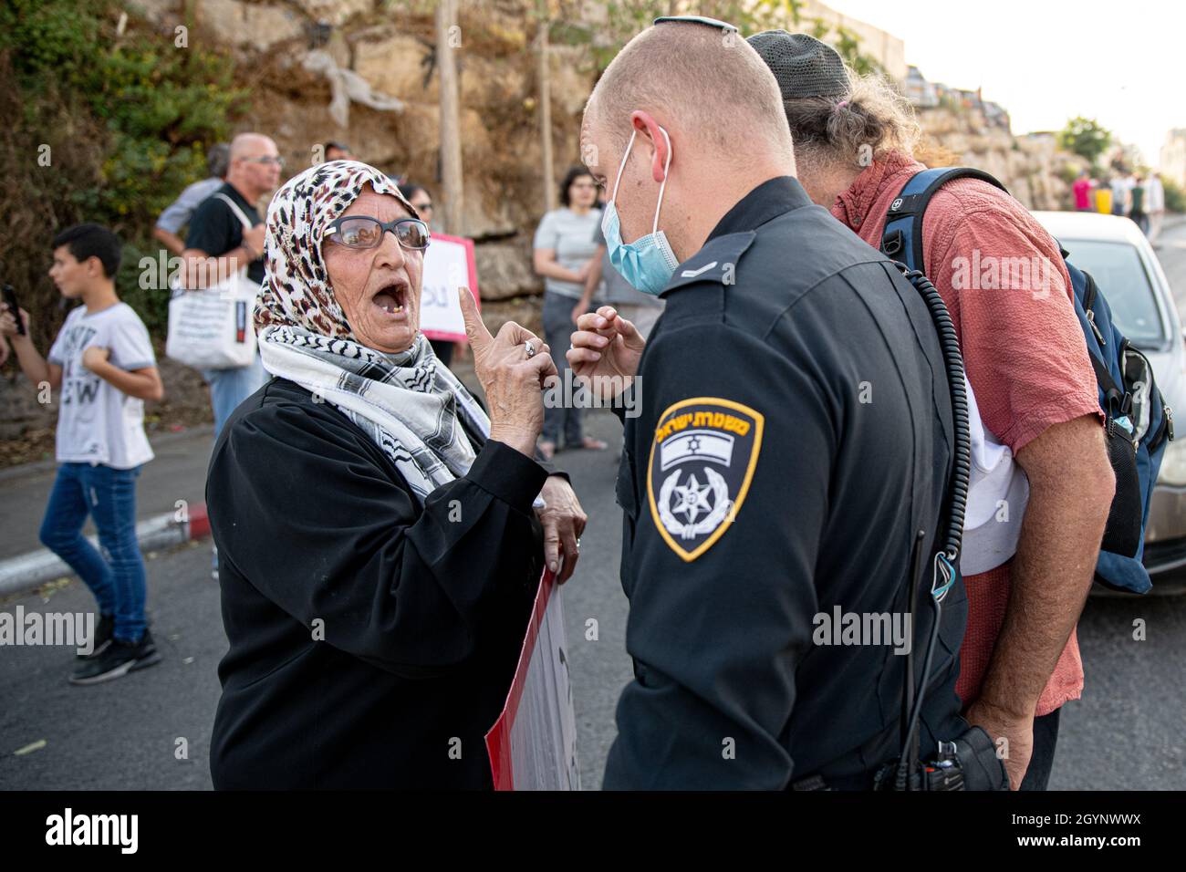 Jérusalem, Israël.24 septembre 2021.La manifestation hebdomadaire à l'entrée du cheik Jarrah des activistes juifs et des résidents du quartier.Outre la réaction violente des soldats de la police israélienne et de la patrouille frontalière face aux drapeaux Palestiniens, qui a causé deux blessures aux manifestants - cette semaine, un ancien partisan connu du Premier ministre Netanyahu est arrivé et a créé de l'agitation dans la foule.Jérusalem, Israël.8 octobre 2021 (Matan Golan/Alay Live News) crédit : Matan Golan/Alay Live News Banque D'Images