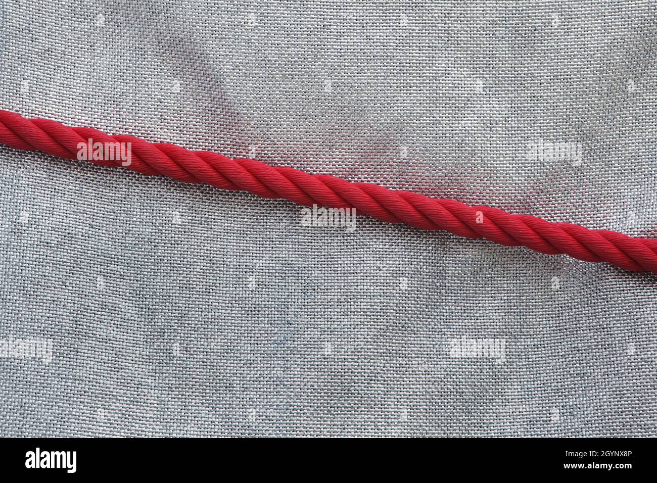 Détail de l'Arc de Triomphe enveloppé dans un tissu bleu-argent attaché avec des cordes rouges sur la place Charles de Gaulle à Paris, France.L'Arc de Triomphe a été enveloppé pendant deux semaines pour être converti en une œuvre d'art telle qu'elle a été conçue par Christo et Jeanne-Claude en septembre 2021. Banque D'Images