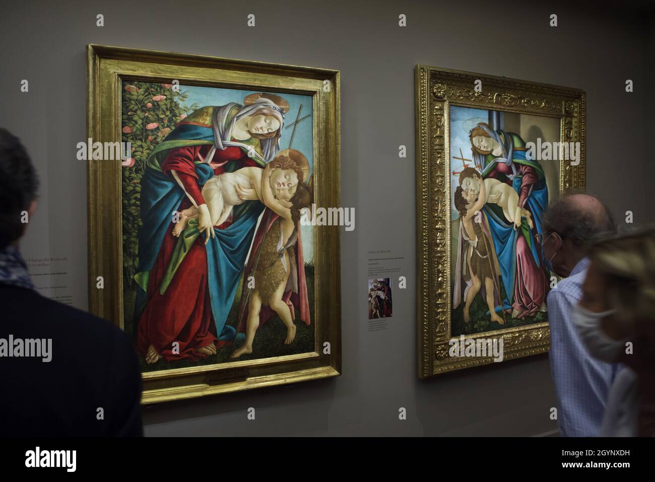 Les visiteurs portant des masques de visage examinent deux peintures très identiques du peintre italien de la Renaissance Sandro Botticelli exposées dans son exposition rétrospective au Musée Jacquemart-André à Paris, France.Le tableau de gauche 'Madonna et l'enfant et le Jeune Saint Jean-Baptiste' créé par Sandro Botticelli lui-même en 1505 a été prêté de la Galerie Palatine (Galleria Palatina) à Florence, Italie,Alors que la bonne peinture du même titre créée par l'atelier de Botticelli entre 1505 et 1510 est sur prêt d'une collection privée.L'exposition consacrée à Sandro Botticelli se déroule jusqu'en 24 Banque D'Images