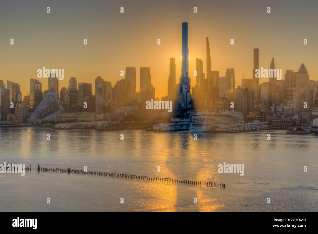 Central Park Tower, un gratte-ciel résidentiel de grande taille situé sur la 57e rue, projette une ombre sur l'Hudson au lever du soleil à New York. Banque D'Images