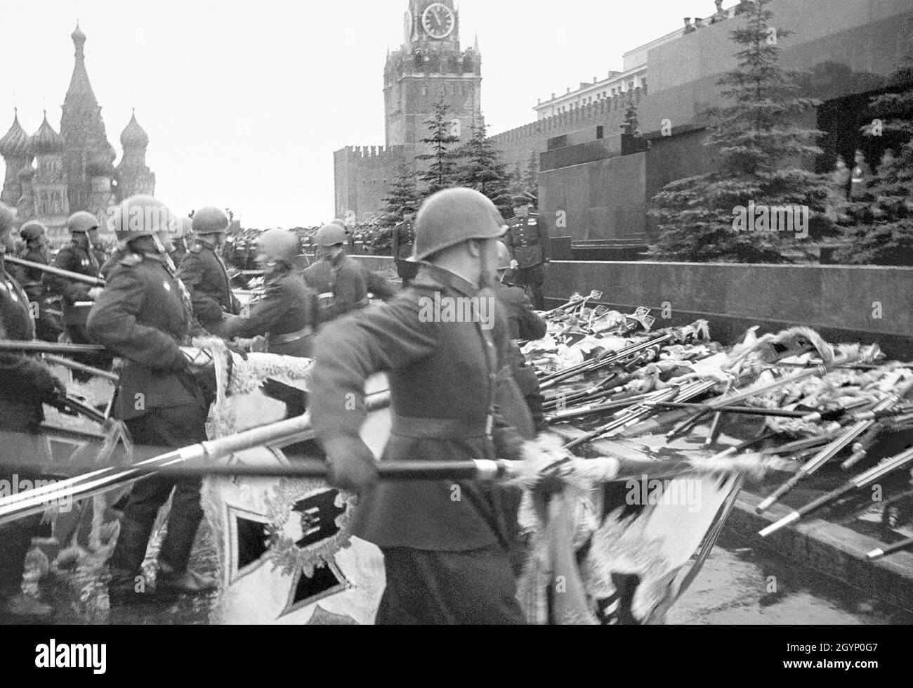 Les soldats de l’Armée rouge lancent des normes du troisième Reich devant le mausolée de Lénine.Les soldats les portant portaient des gants pour démontrer leur haine de l'Allemagne nazie, et ils ont même brûlé les gants par la suite. Banque D'Images