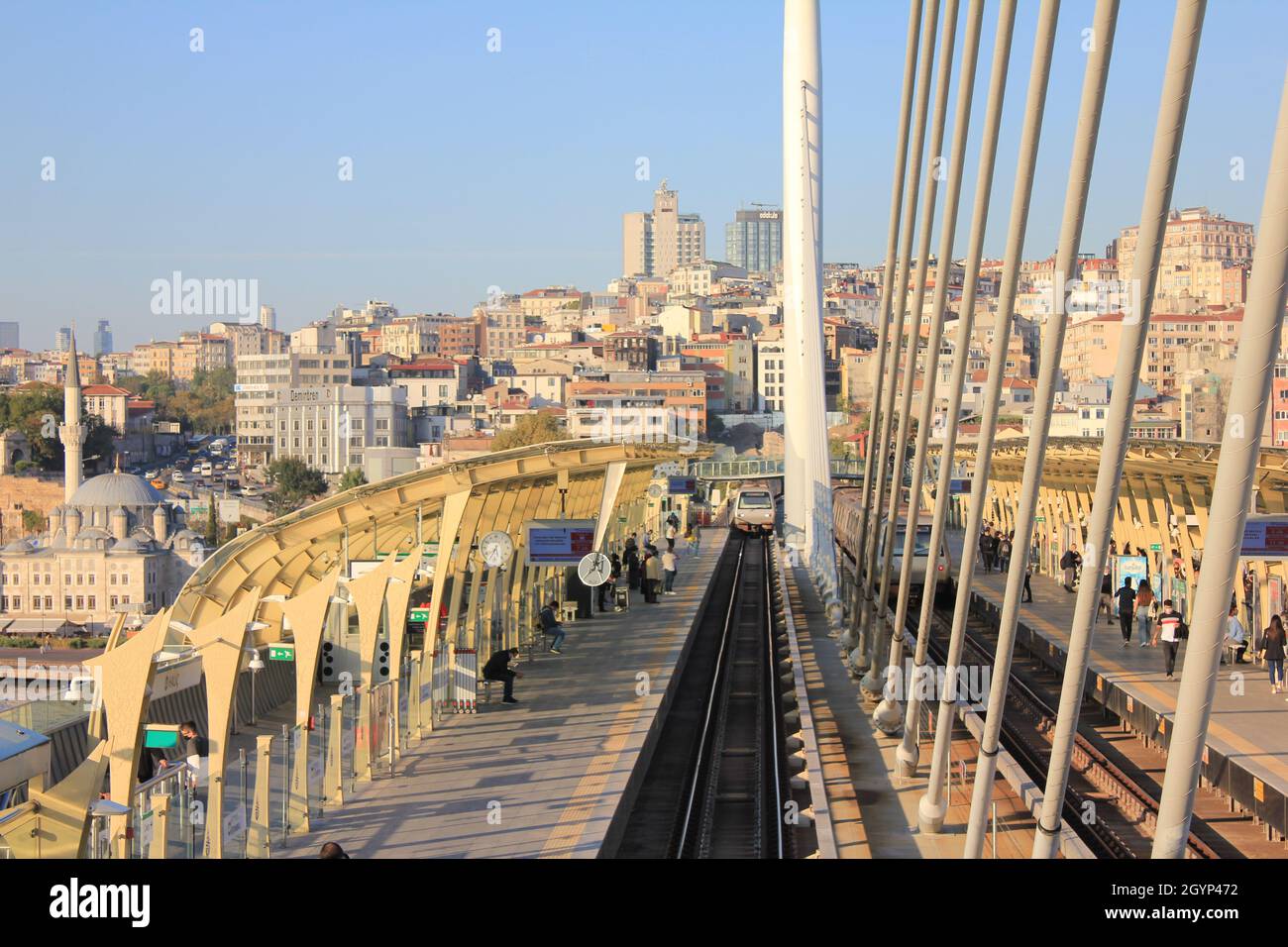 Eminonu,Istanbul,Turquie-septembre-Dimanche-2021: Il est connu sous le nom de 'Haloc Metro Bridge' en turc. Vue sur le pont Banque D'Images