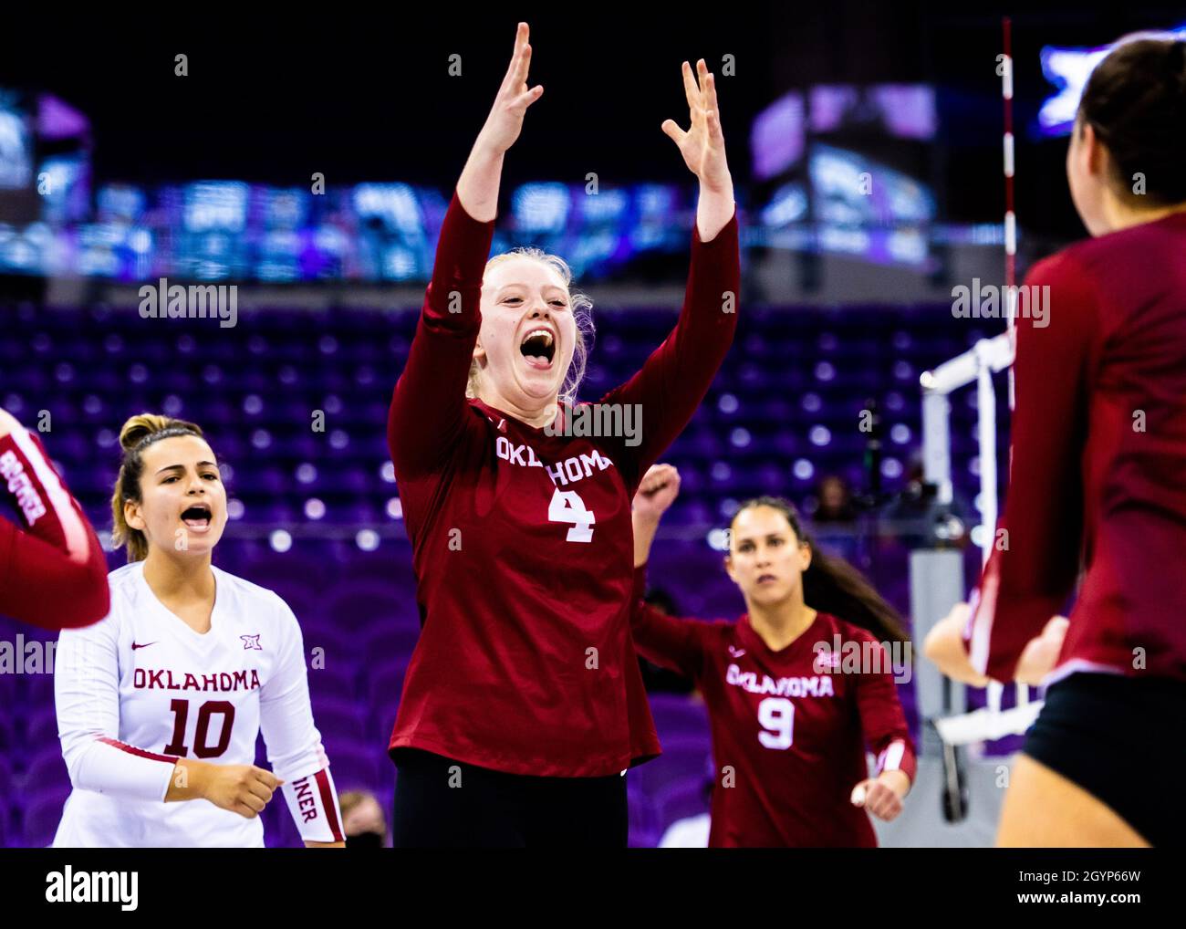 Fort Worth, Texas, États-Unis.8 octobre 2021.PEYTON DUNN (4) célèbre un tueur de PAIGE ANDERSON (2) lors d'un GRAND match de conférence de 12 entre TCU et l'UO à l'arène Ed et Rae Schollmaier à ft.Worth Texas, le 08 octobre 2021.Oklahoma a gagné le match 3:2 avec un balayage inversé.(Credit image: © Matthew Smith/ZUMA Press Wire) Credit: ZUMA Press, Inc./Alamy Live News Banque D'Images