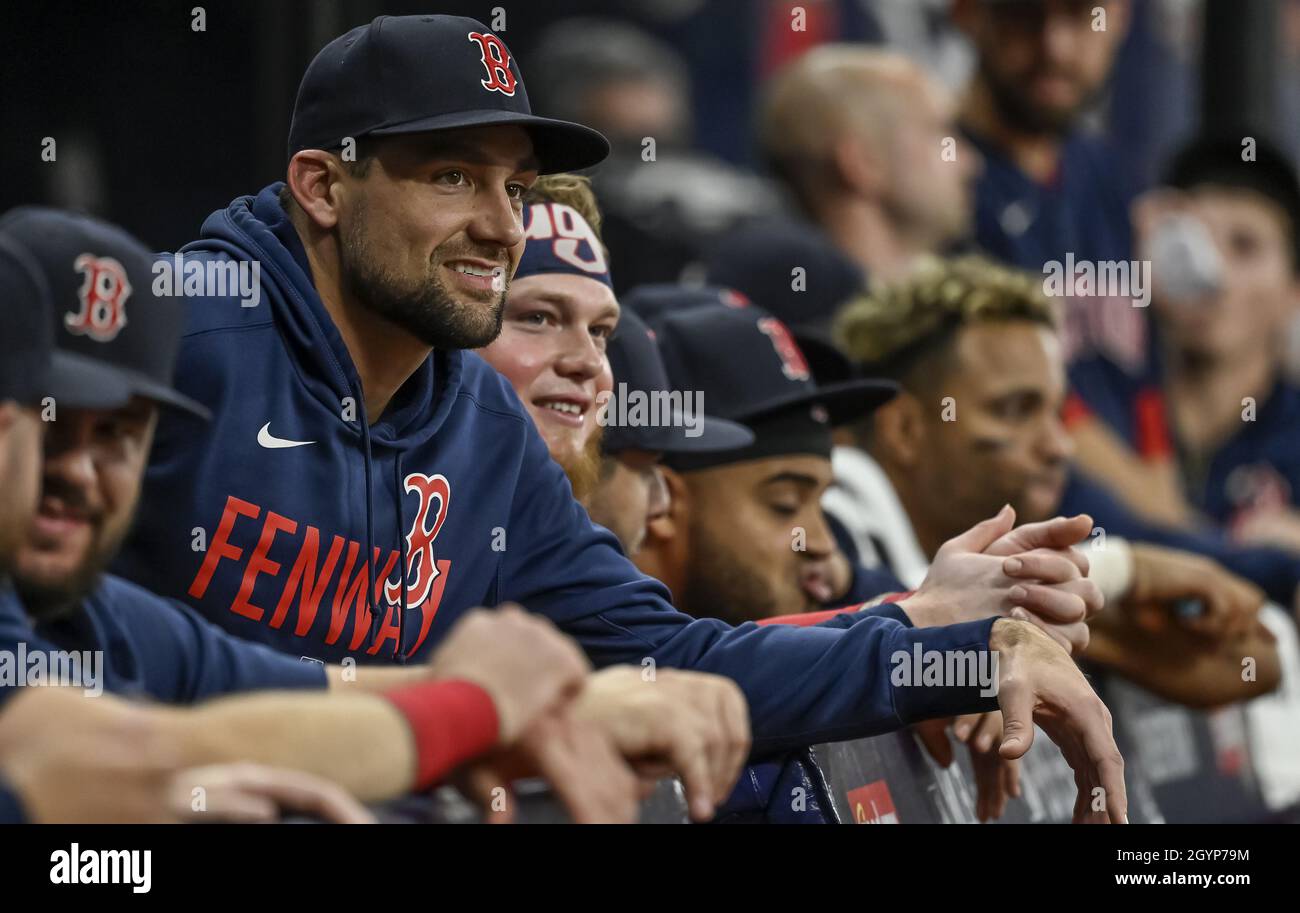 Saint-Pétersbourg, États-Unis.08 octobre 2021.Le lanceur Boston Red Sox Nathan Eovaldi (L) et l'outfielder Alex Verdugo regardent depuis le dugout pendant le neuvième repas du jeu 2 des ALDS au Tropicana Field à Saint-Pétersbourg, en Floride, le vendredi 8 octobre 2021.Photo de Steven J. Nesius/UPI crédit: UPI/Alamy Live News Banque D'Images