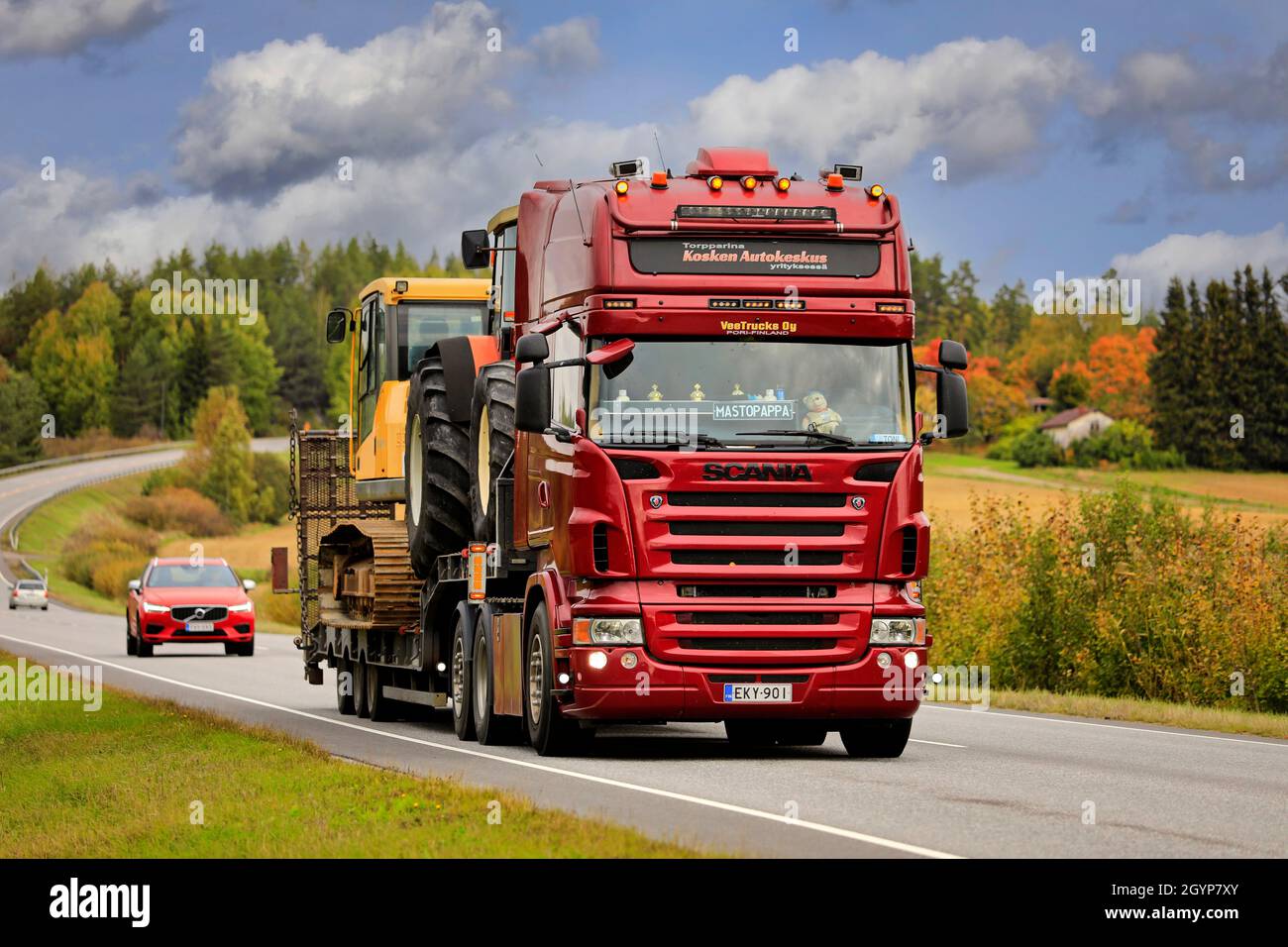 Camion semi-remorque Red Scania VeeTrucks Oy transporte des machines de construction dans la circulation routière 52 le jour de l'automne.Salo, Finlande.24 septembre 2021. Banque D'Images