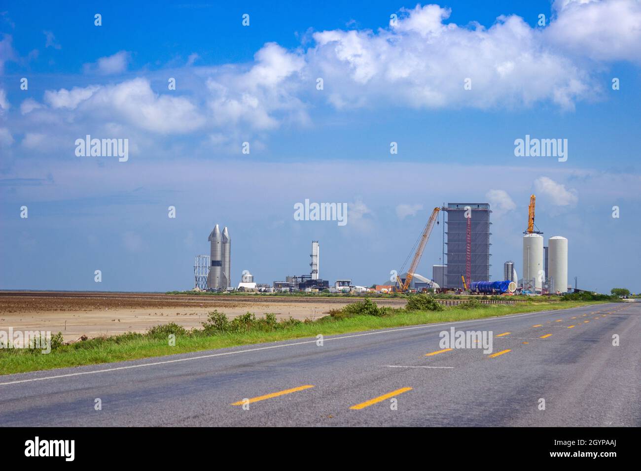 SpaceX Starbase s'étend en dessous des nuages blancs, bouffieux et en sous-sol.La baie haute et la zone de pré-construction peuvent être vues sur le site près de Brownsville, Texas. Banque D'Images