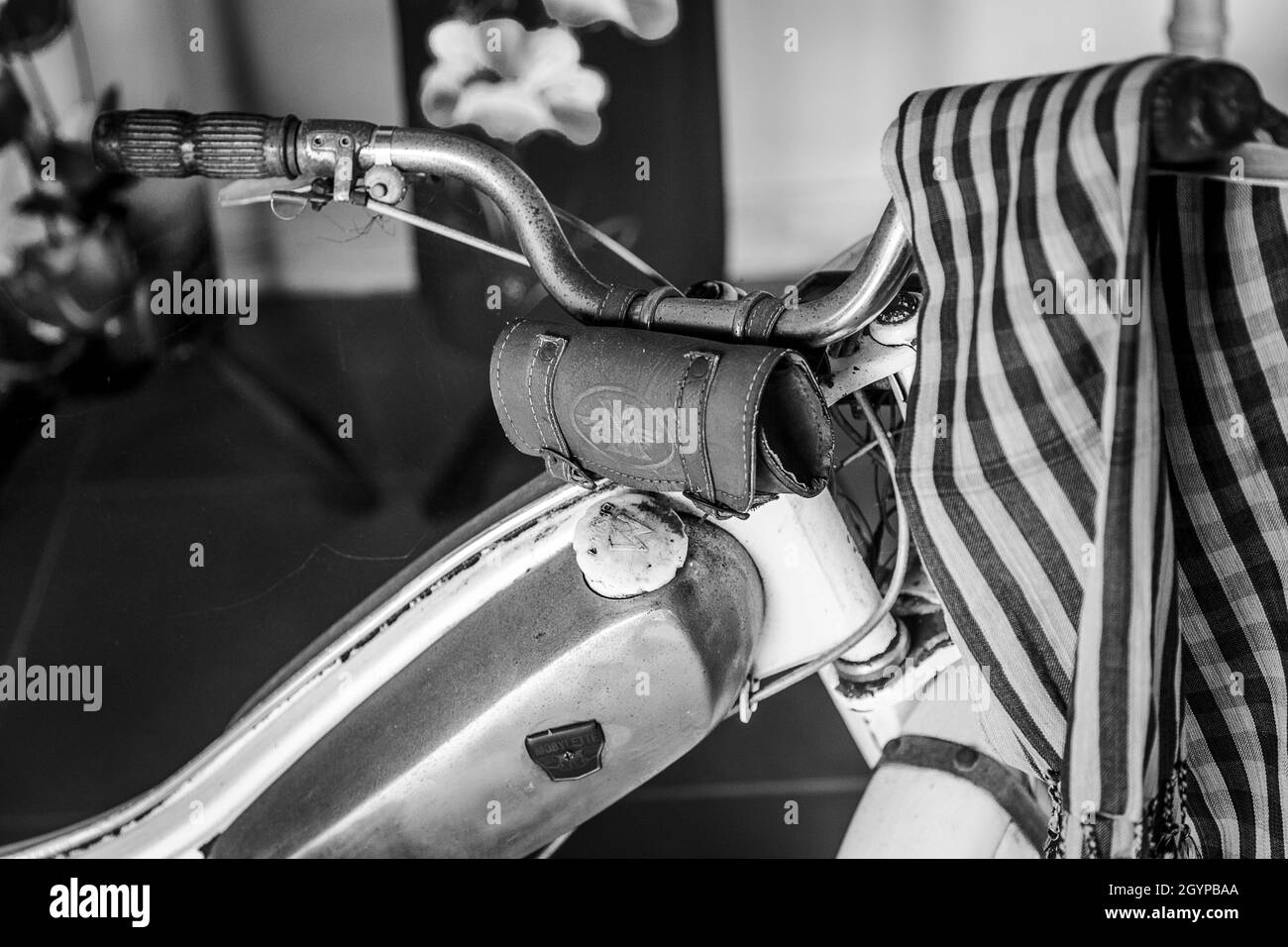 Une section d'une moto antique en noir et blanc dans une salle d'exposition. Banque D'Images