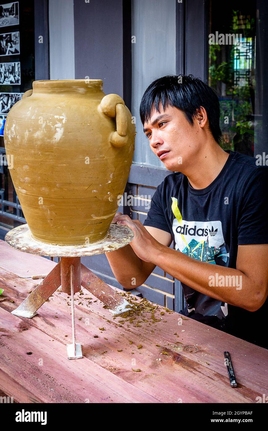 Cours de poterie dans un café de Hoi an. Banque D'Images