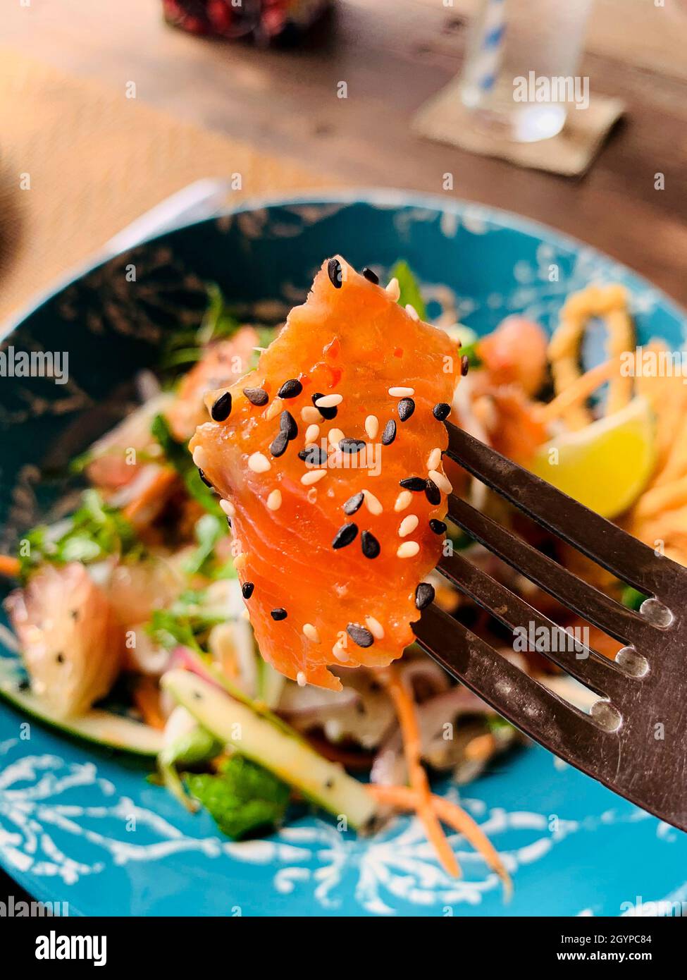 Salade de fruits de mer servie au restaurant Hoi an avec saumon cru. Banque D'Images