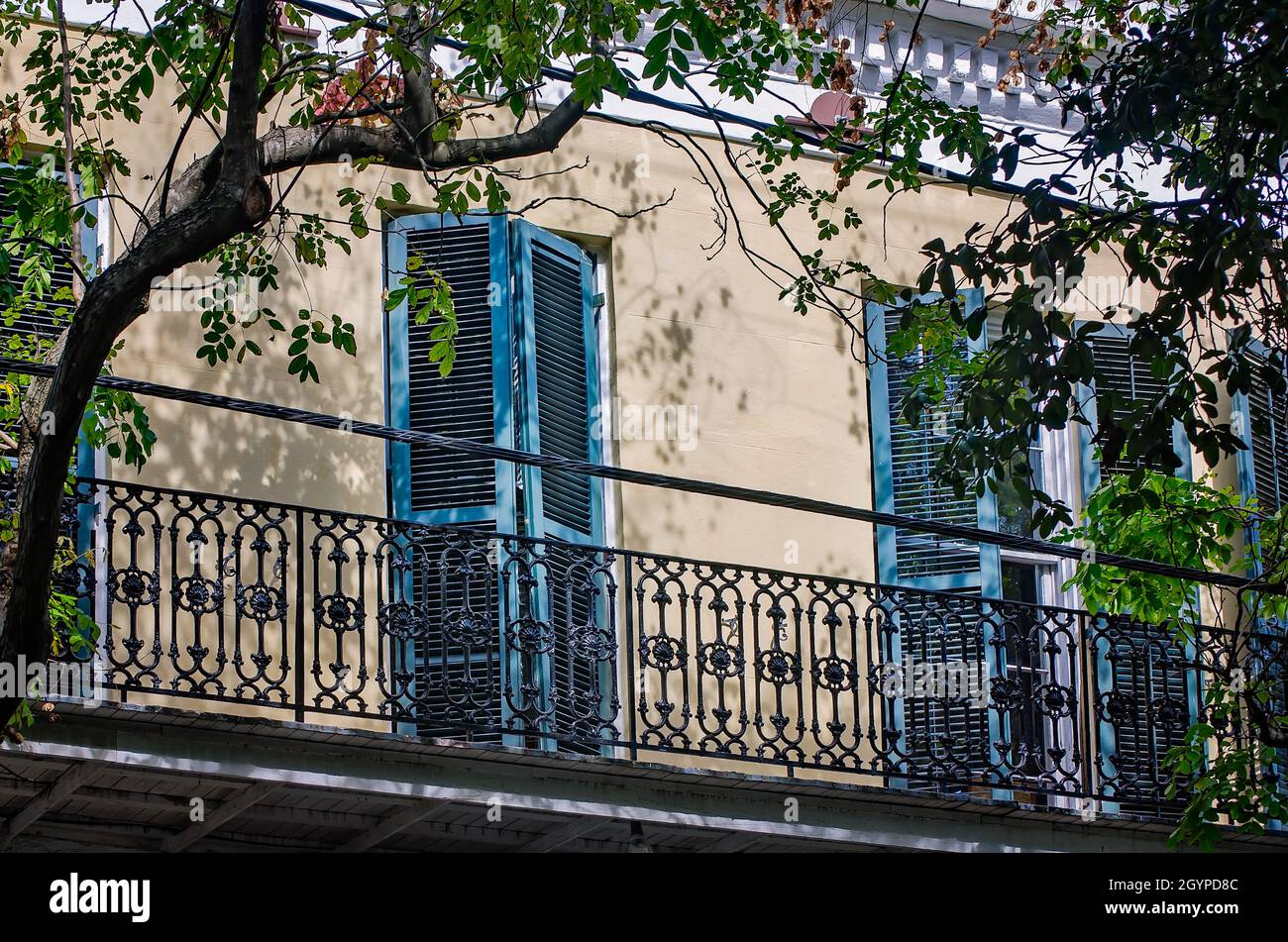 Le balcon du Claiborne Mansion Inn est photographié, le 15 novembre 2021, à la Nouvelle-Orléans, en Louisiane.La maison de ville historique a été construite en 1859. Banque D'Images