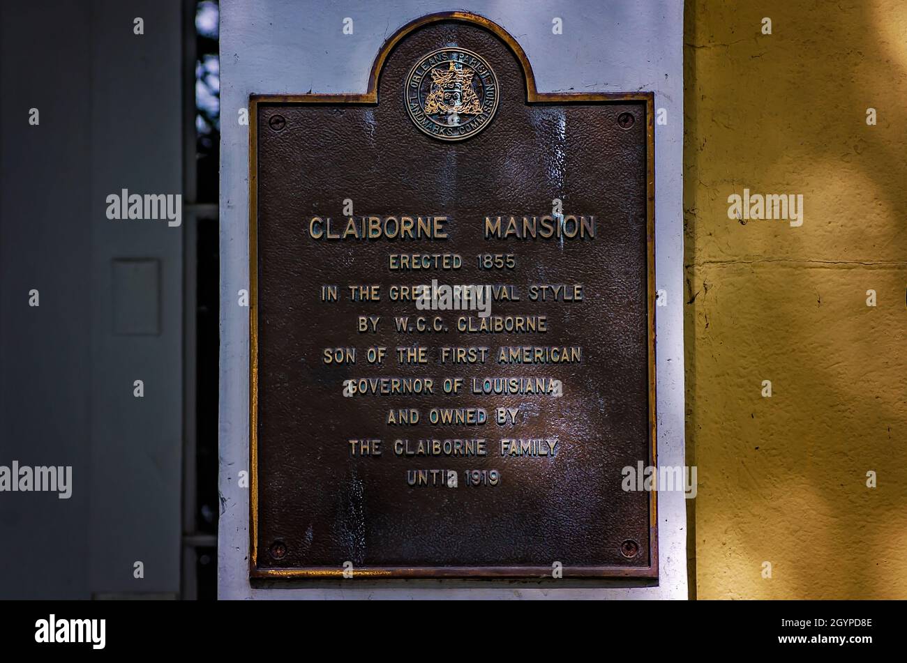 Une plaque est suspendue sur le mur à l'extérieur du Claiborne Mansion Inn, le 15 novembre 2021, à la Nouvelle-Orléans, en Louisiane.La maison de ville historique a été construite en 1859. Banque D'Images