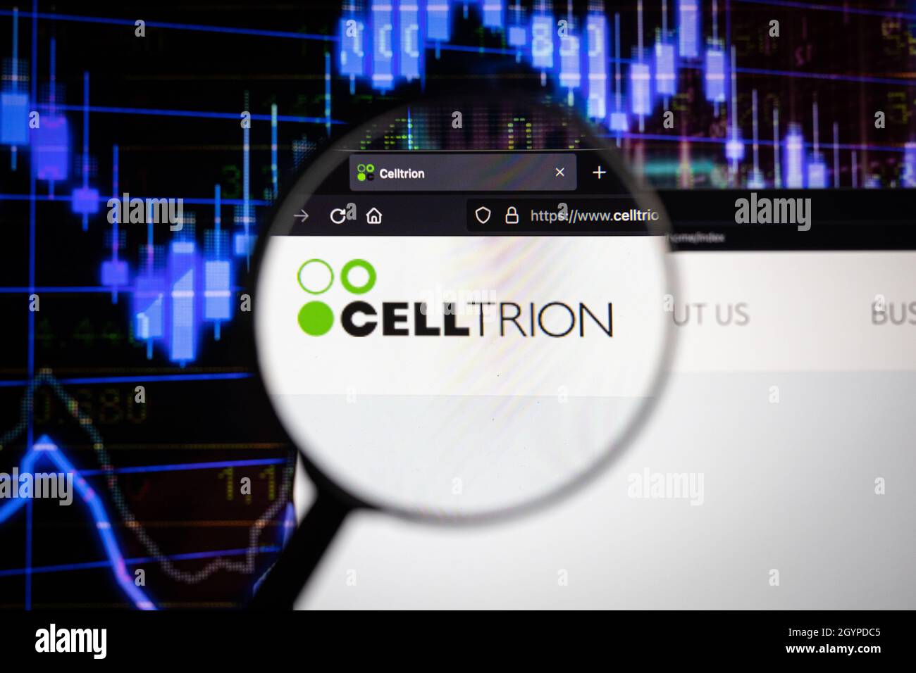 CellTrion logo de la société sur un site web avec des développements flous du marché boursier en arrière-plan, vu sur un écran d'ordinateur à travers une loupe Banque D'Images
