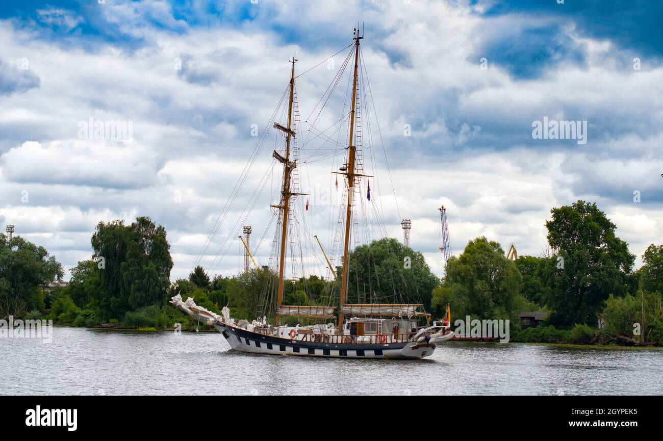 une eau une ancienne frégate de voile avec des canons.Pologne Banque D'Images