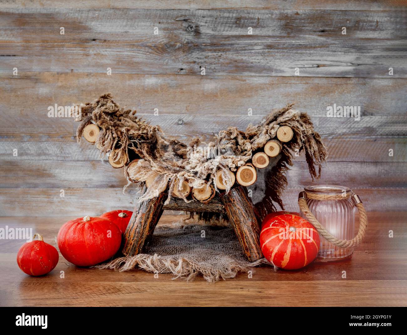 Petit Lit En Bois Pour Bebe Nouveau Ne Photoshoot Decore De Pamkins D Automne Scene Maison De Studio Pour Les Photos De Bebe D Halloween Photo Stock Alamy