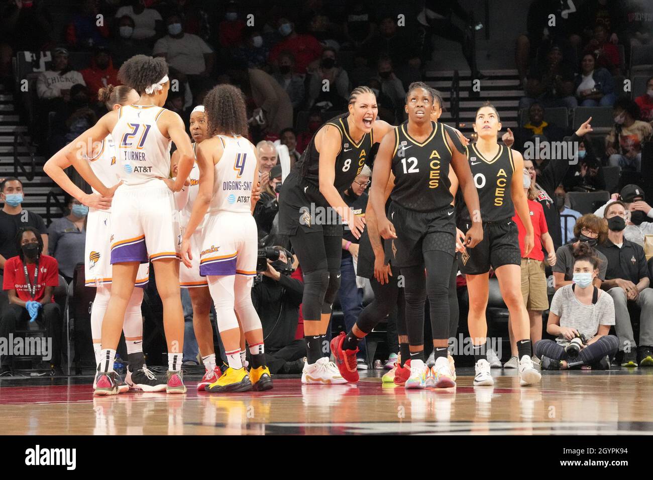 Las Vegas, États-Unis.08 octobre 2021.LAS VEGAS, NV - OCTOBRE 8 : le centre des as de Las Vegas Liz Cambage (8) et les as de Las Vegas gardent Chelsea Grey (12) réagit au cours du match 5 des demi-finales de la WNBA entre les as de Las Vegas et le Phoenix Mercury le 8 octobre 2021, au Mandalay Bay Events Center de Paradise, aux États-Unis.(Photo de Louis Grasse/PxImages) crédit: PX Images/Alamy Live News Banque D'Images