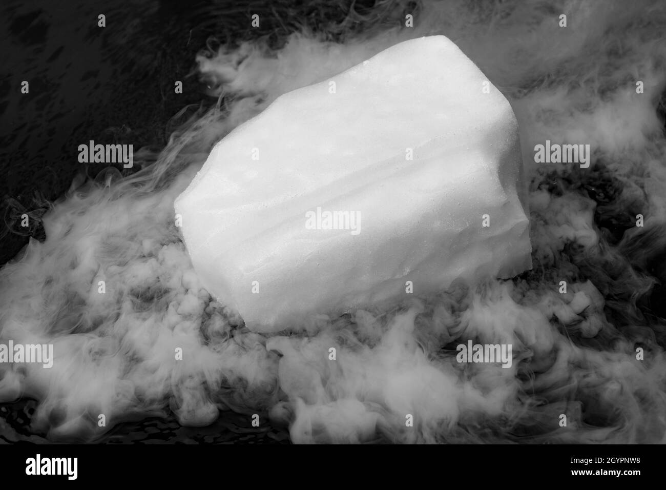 La glace sèche s'évapore dans l'eau.Vapeur d'un grand morceau de glace