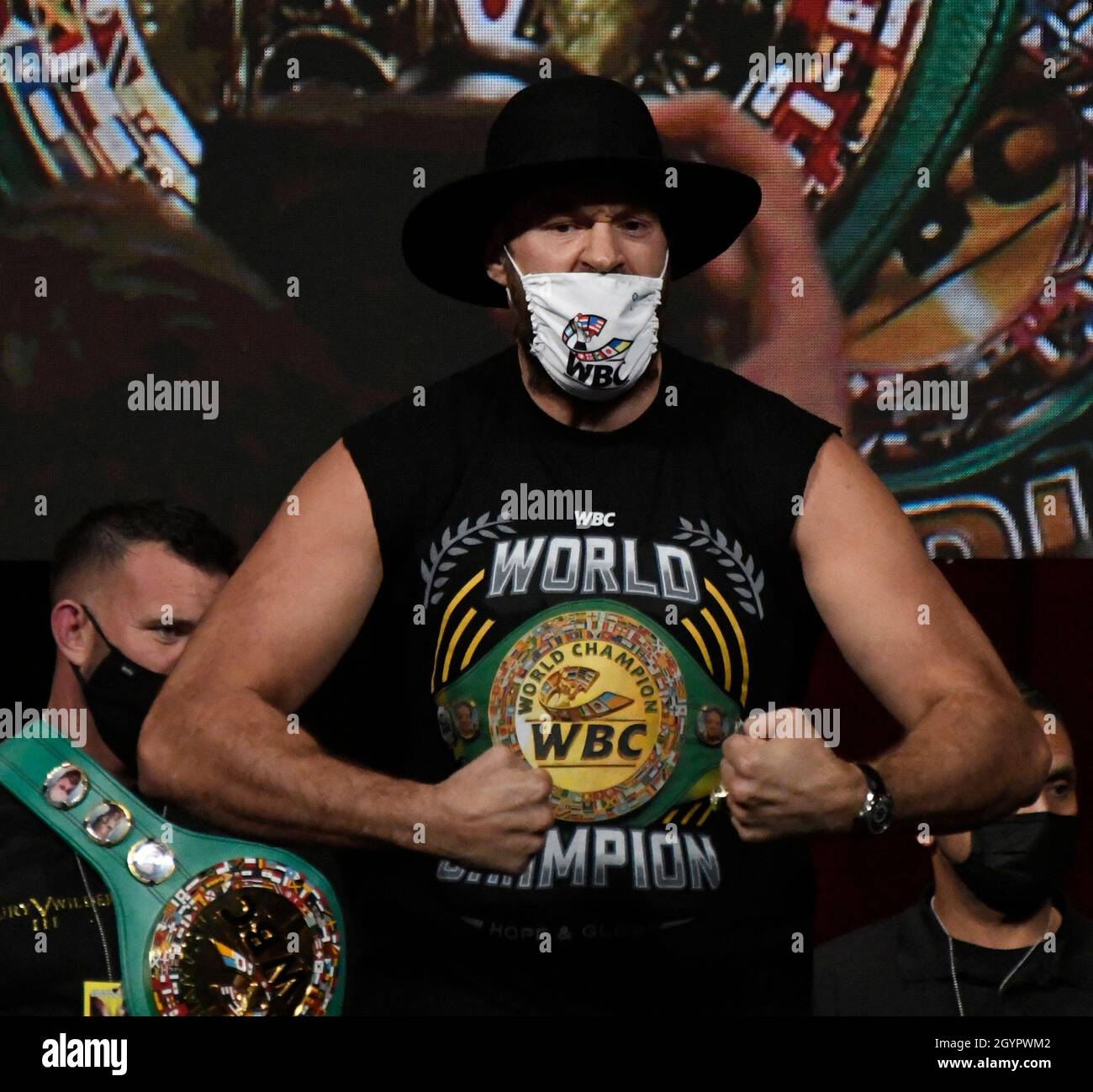 LAS VEGAS, NV - 08 OCTOBRE : Tyson Fury, qui pèse 277 livres vendredi, se battera contre Deontay Wilder pour le Championnat du monde de poids lourd à T-Mobile Arena le 8 octobre 2021 à Las Vegas, Nevada.(Support MB) Banque D'Images