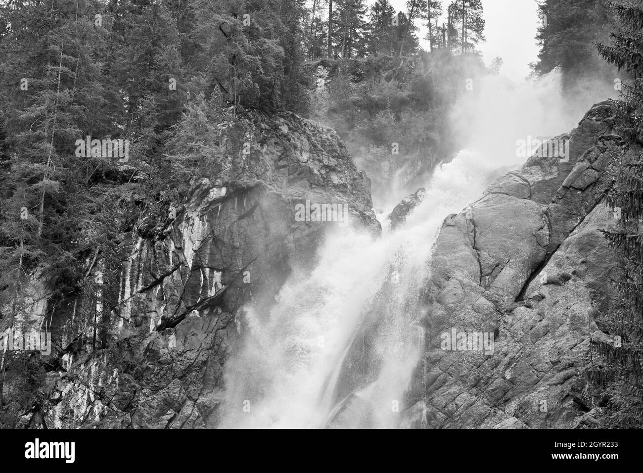 Gros plan noir et blanc de la chute d'eau Iffigfall de 100 mètres dans l'Oberland bernois suisse Banque D'Images