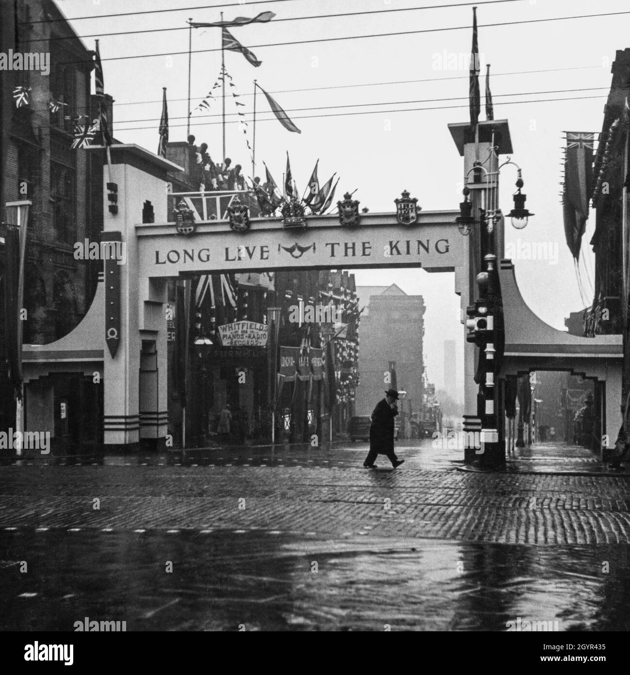 Arc avec des armoiries royales et civiques à Huddersfield, dans le Yorkshire, célèbre le couronnement du monarque britannique, le roi George VI, le 12 mai 1937 Banque D'Images