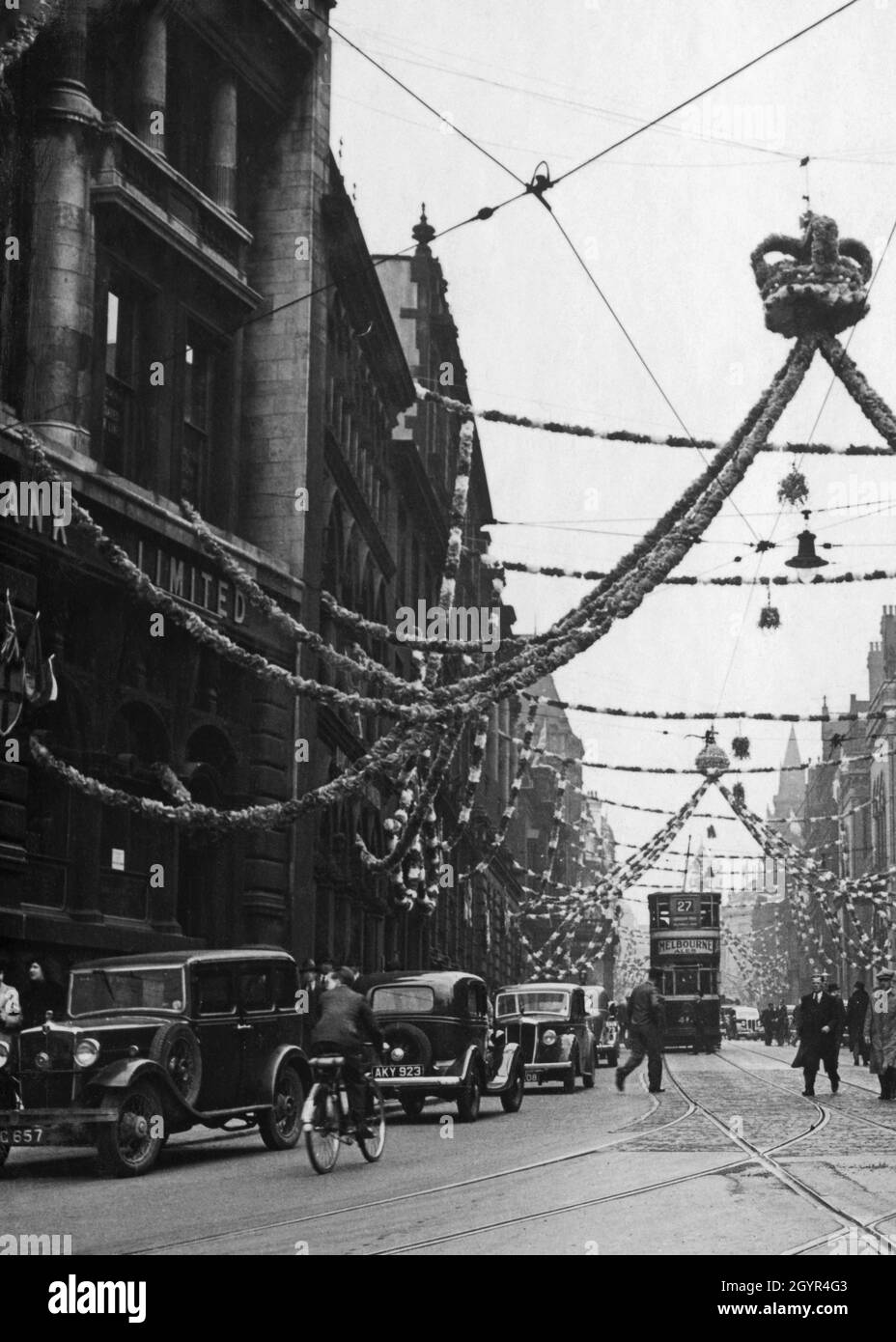 Rue animée du centre-ville de Leeds, dans le Yorkshire, en Angleterre, décorée pour célébrer le couronnement du monarque britannique, le roi George VI, le 12 mai 1937 Banque D'Images