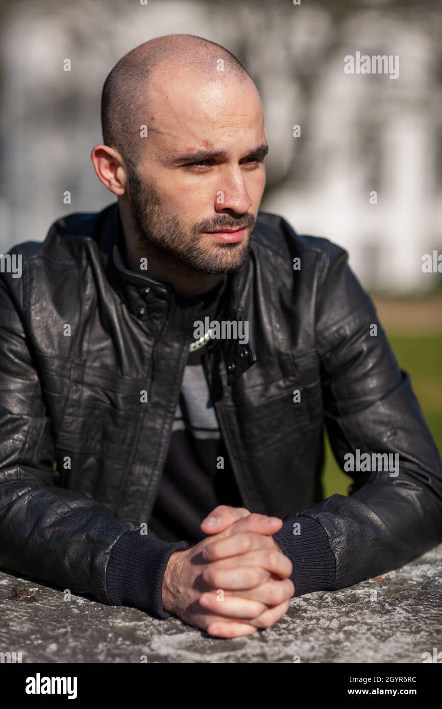 Portrait d'un bel homme barbu de Pologne portant une veste en cuir Photo  Stock - Alamy
