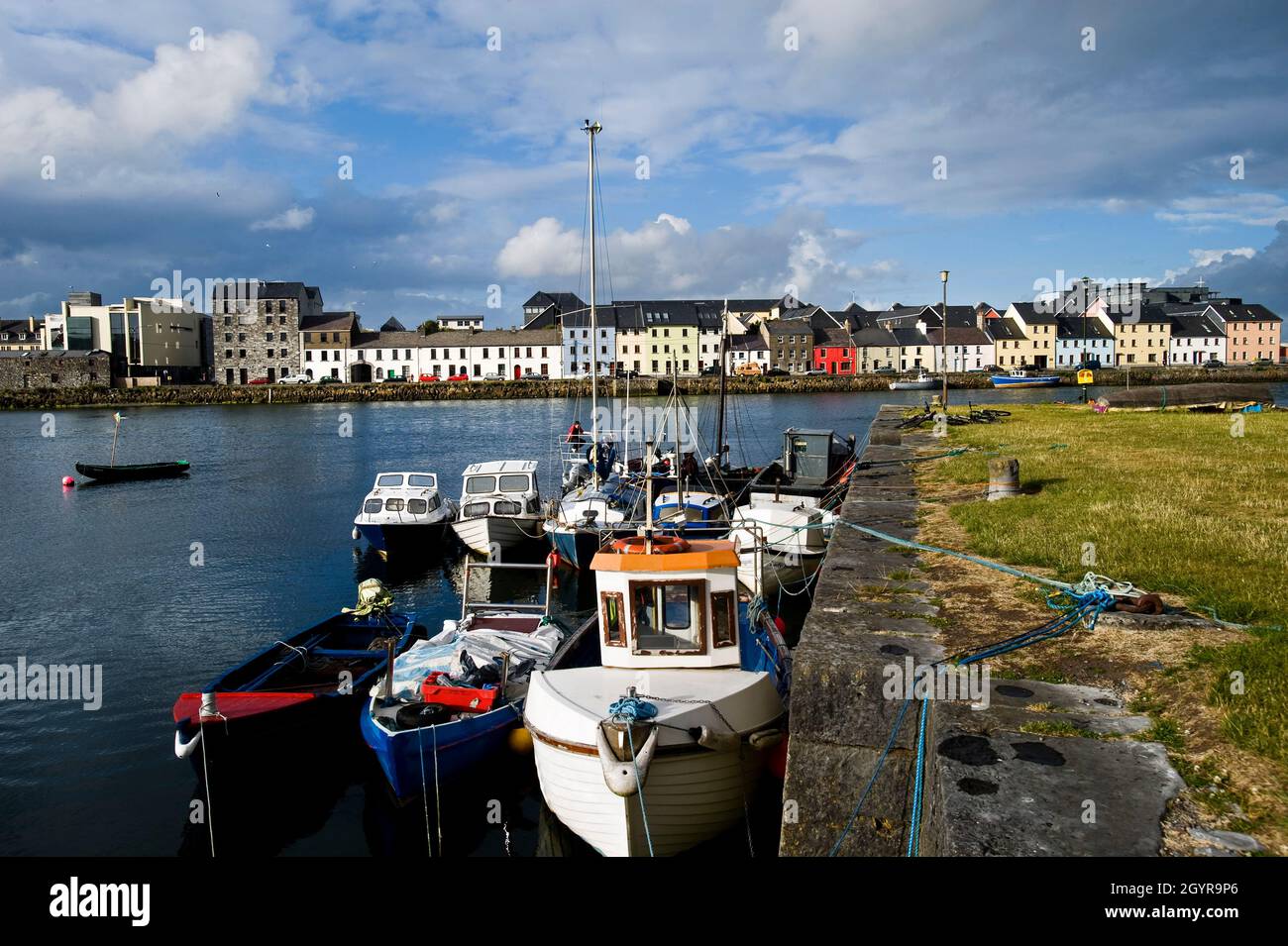 Des bateaux de pêche sont installés sur les rives de la Corrib, en face du Claddagh, dans la ville de Galway, comté de Galway, Irlande Banque D'Images