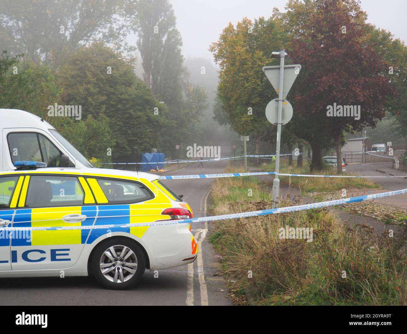 Oxford, Royaume-Uni. 9 octobre 2021. La police a bouclé Bayswater Road à Barton après qu'un homme dans la trentaine a été attaqué hier soir et est mort de blessures à coups de couteau sur les lieux. Un homme de 20 ans a été arrêté dans les premières heures sur suspicion de meurtre. Crédit : Angela Swann/Alamy Banque D'Images