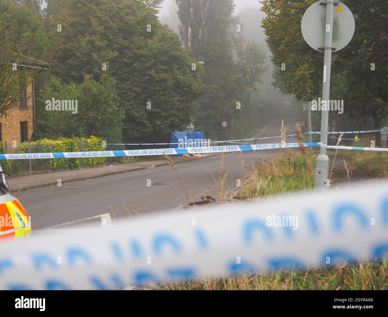 Oxford, Royaume-Uni. 9 octobre 2021. La police a bouclé Bayswater Road à Barton après qu'un homme dans la trentaine a été attaqué hier soir et est mort de blessures à coups de couteau sur les lieux. Un homme de 20 ans a été arrêté dans les premières heures sur suspicion de meurtre. Crédit : Angela Swann/Alamy Banque D'Images