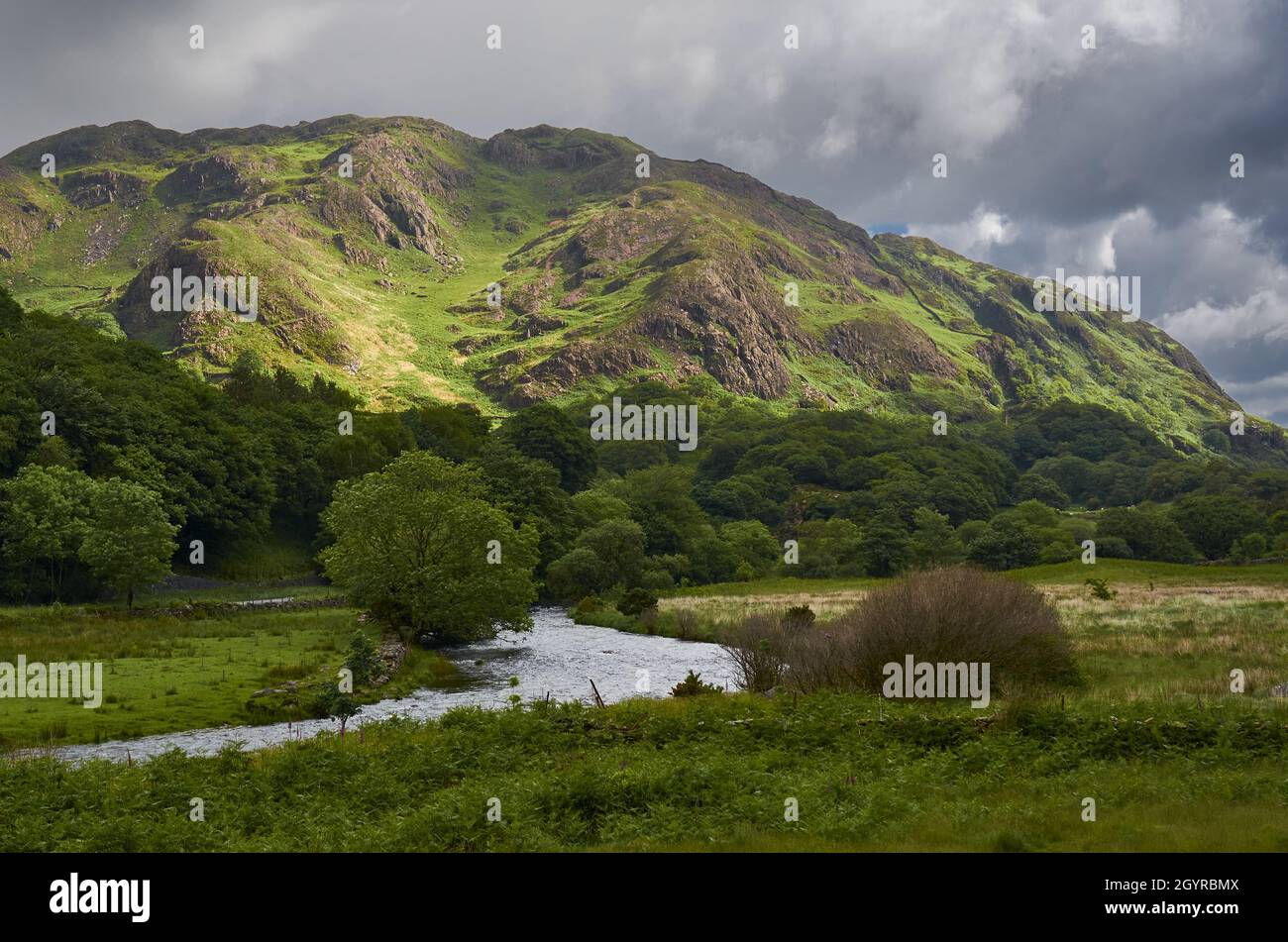 Une colline ensoleillée à Snowdonia Banque D'Images