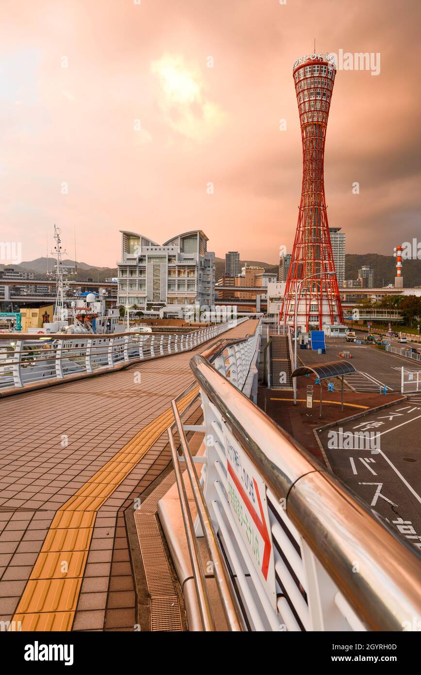 Vue sur la tour Kobe Port à l'approche de l'heure d'or.La tour a été achevée en 1963 par les architectes Nikken Sekkei Banque D'Images