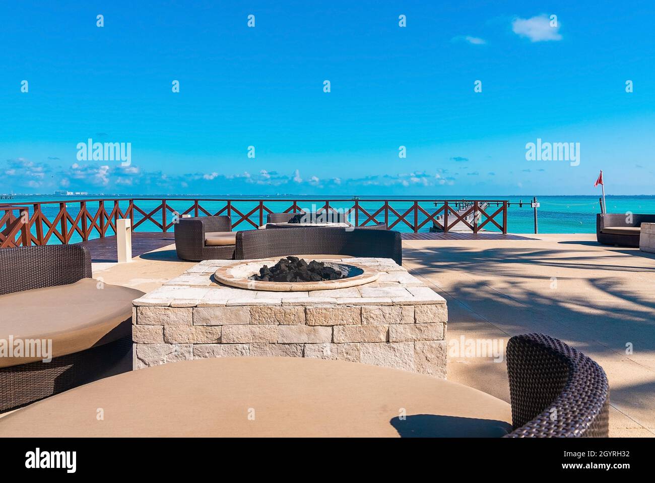 Restaurant extérieur ouvert avec chaise et table en pierre sur la jetée sur la mer Banque D'Images