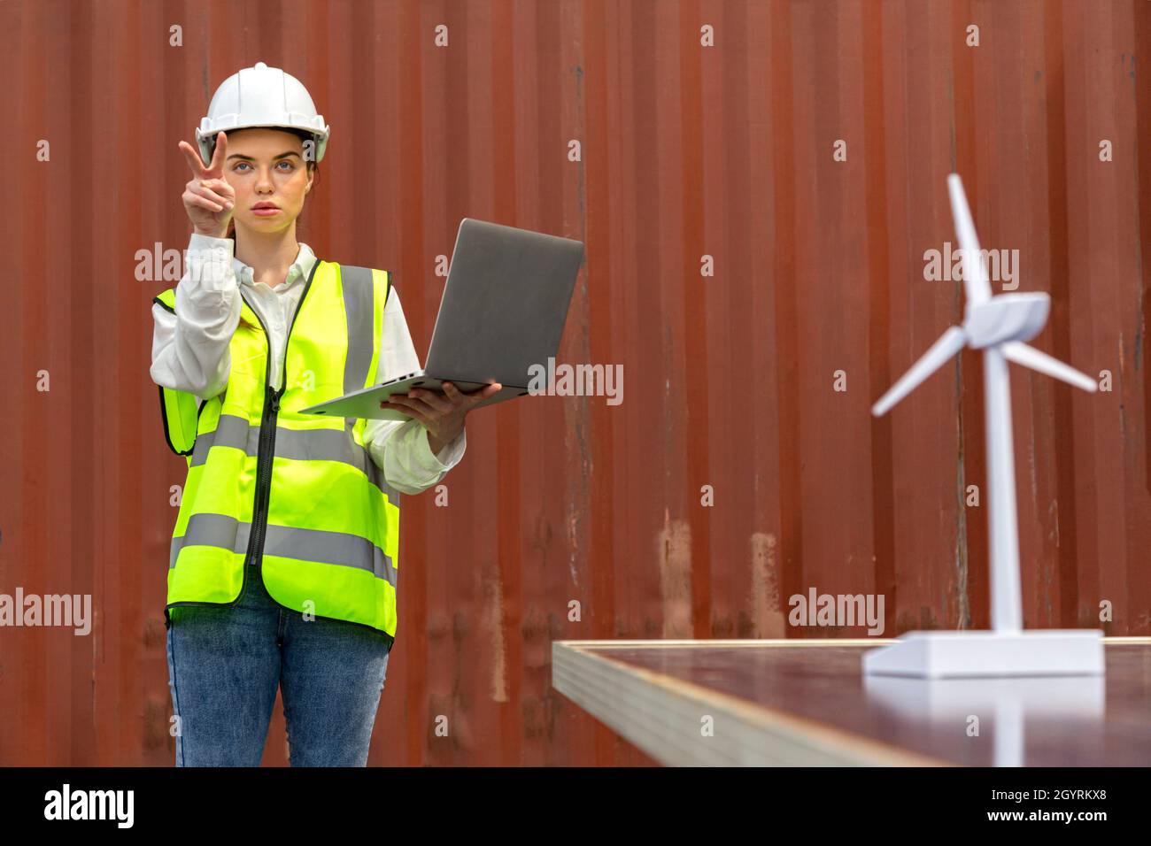 jeune femme de race blanche étudiant à l'université et expérience de l'énergie renouvelable du vent et de la lumière du soleil en ingénierie, baccalauréat en sciences, renouvelable e Banque D'Images