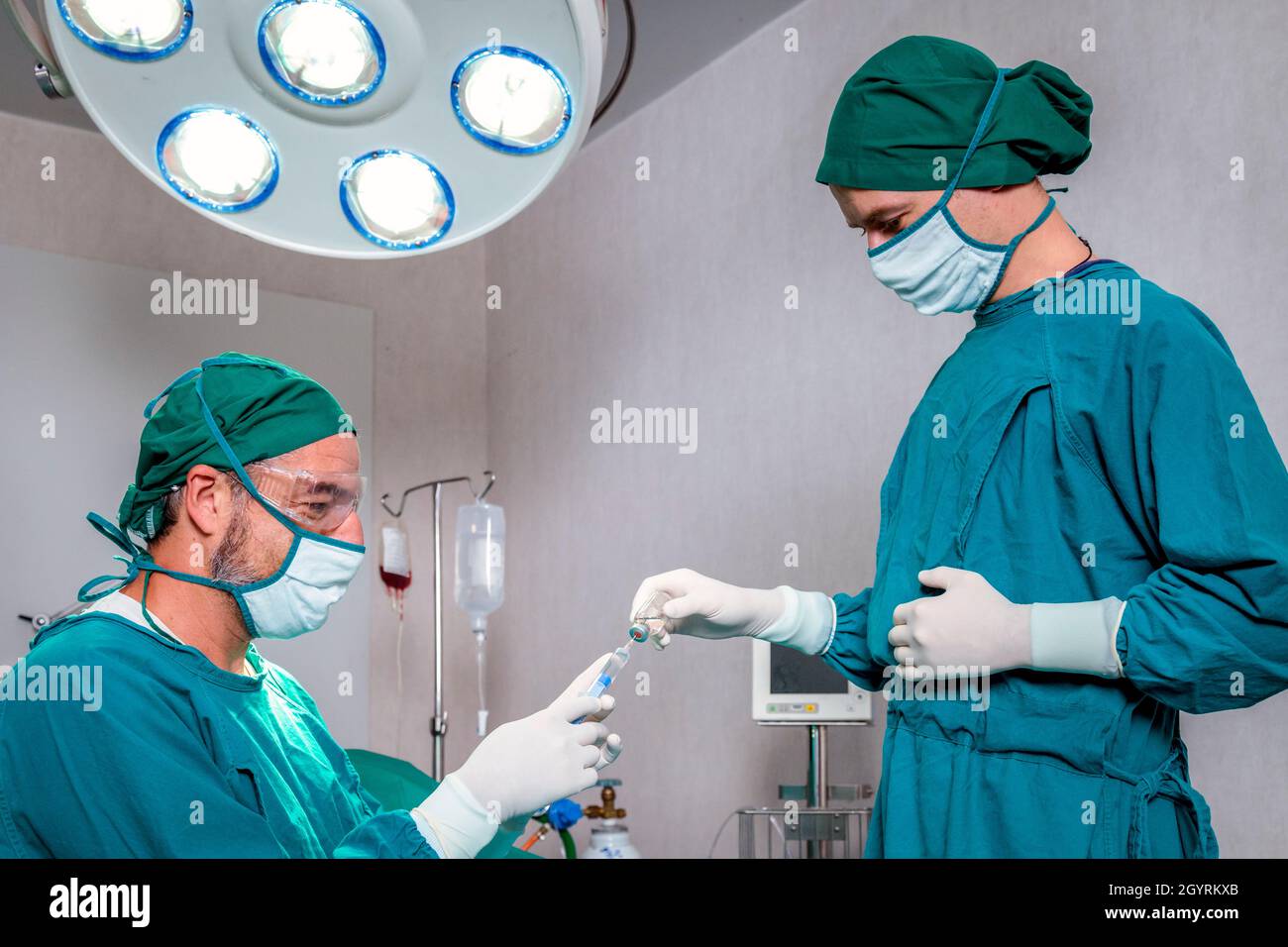 médecin et infirmière tenant une seringue et un flacon de médicament d'anesthésie à préparer pour le patient à la salle d'opération d'urgence avant la chirurgie à l'hôpital. Banque D'Images