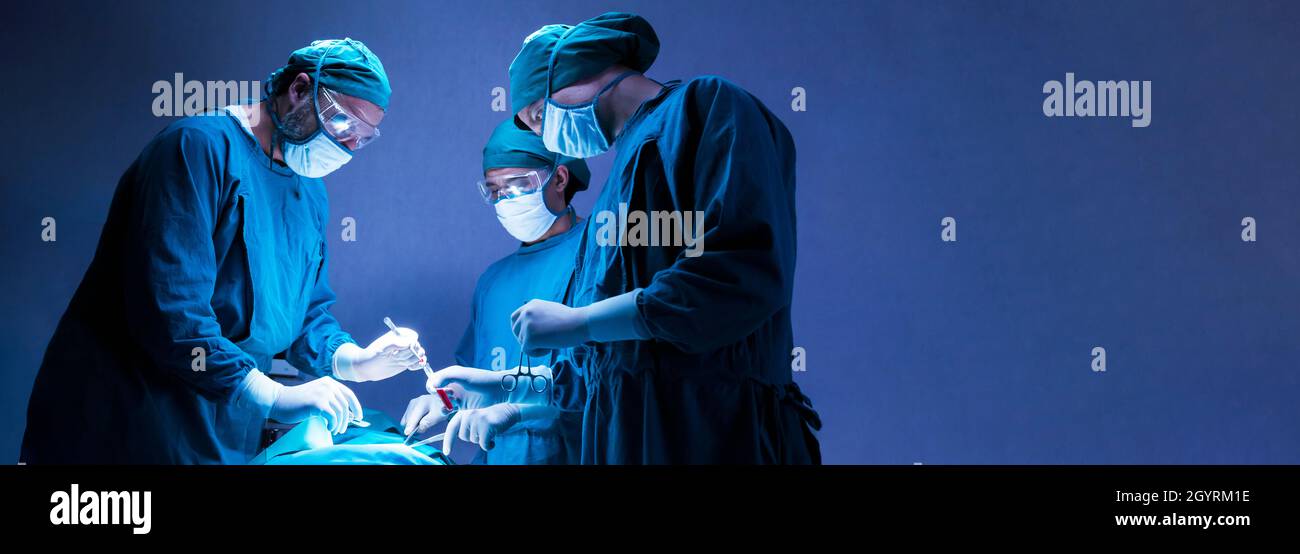 groupe de médecins chirurgicaux professionnels concentré chirurgie chirurgicale un patient dans la salle d'opération de l'hôpital. concept médical et de soins de santé. Banque D'Images